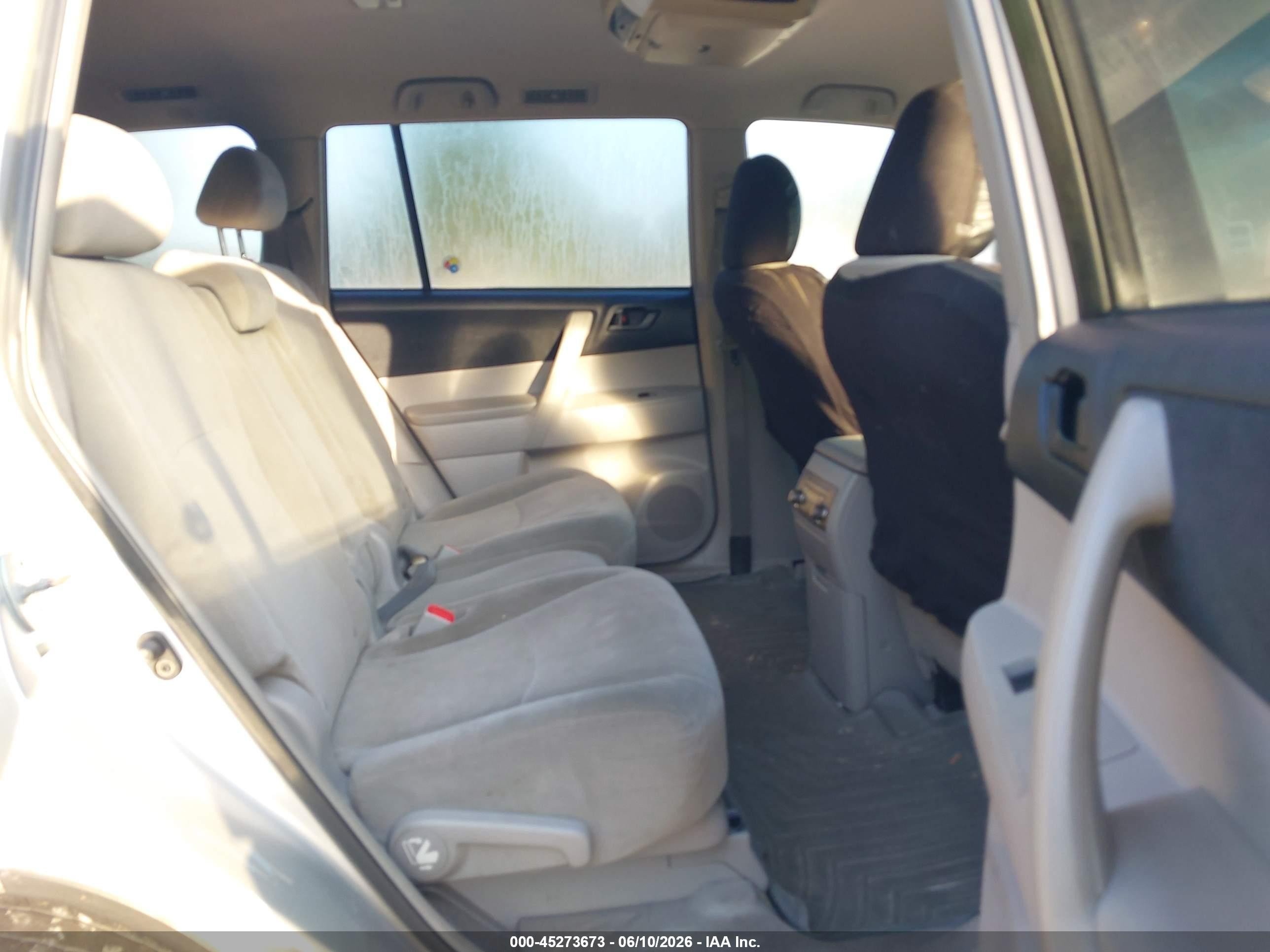 2010 Toyota Highlander   Silver vin: 5TDZA3EH0AS004200