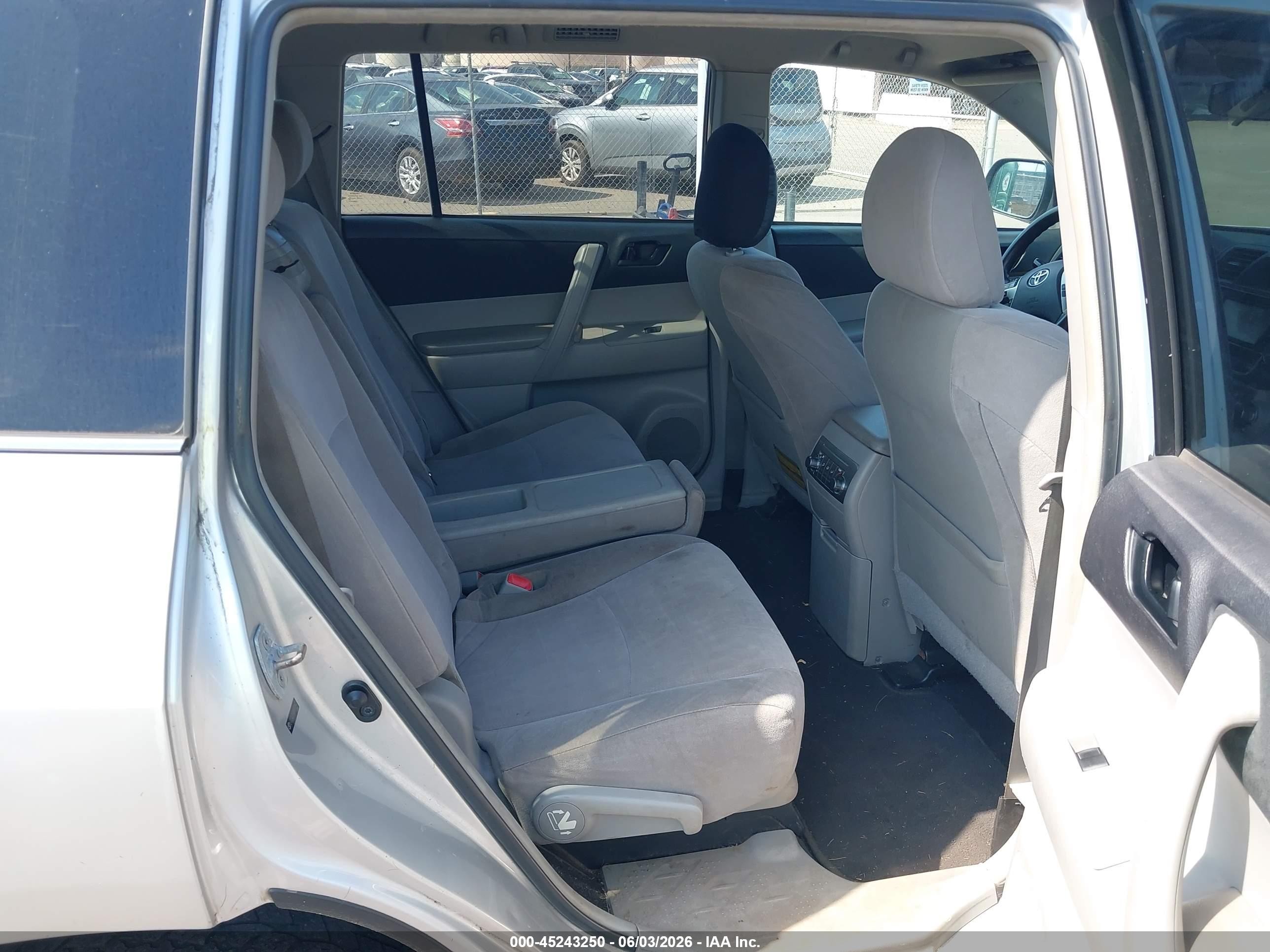 2013 Toyota Highlander Base Plus Серебряный vin: 5TDZA3EH0DS031577