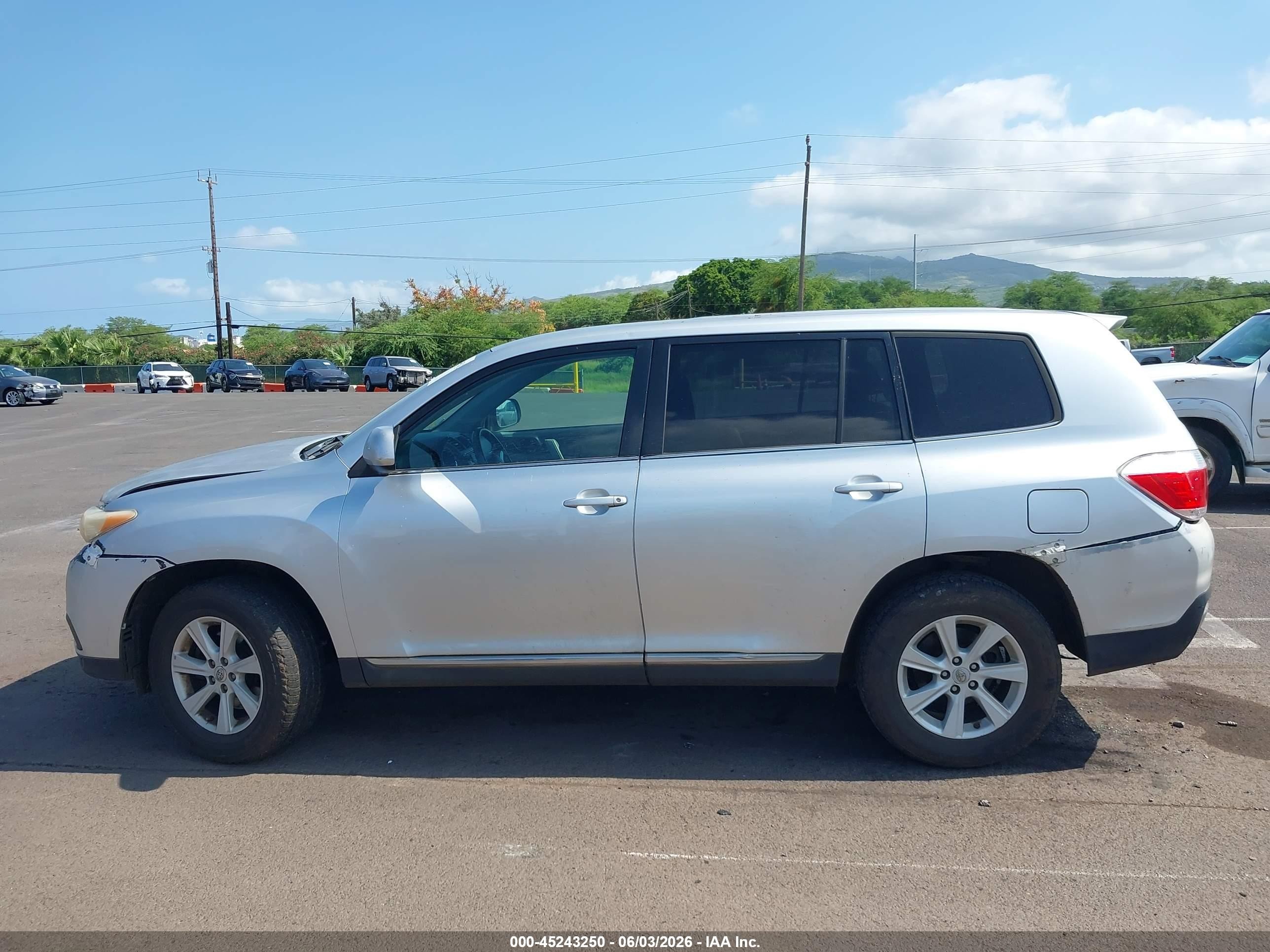 2013 Toyota Highlander Base Plus Серебряный vin: 5TDZA3EH0DS031577