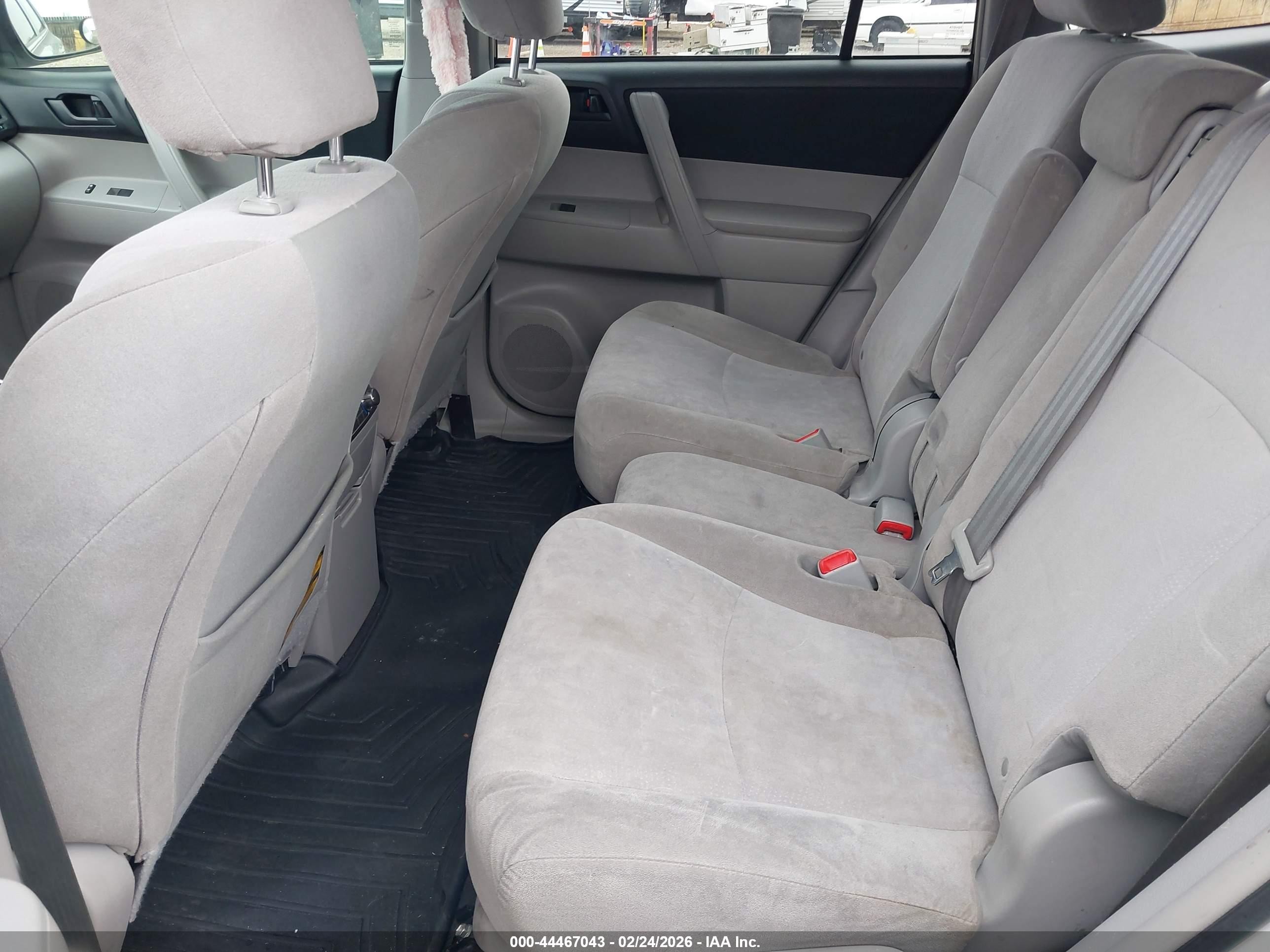 2013 Toyota Highlander   Silver vin: 5TDZA3EH0DS041610