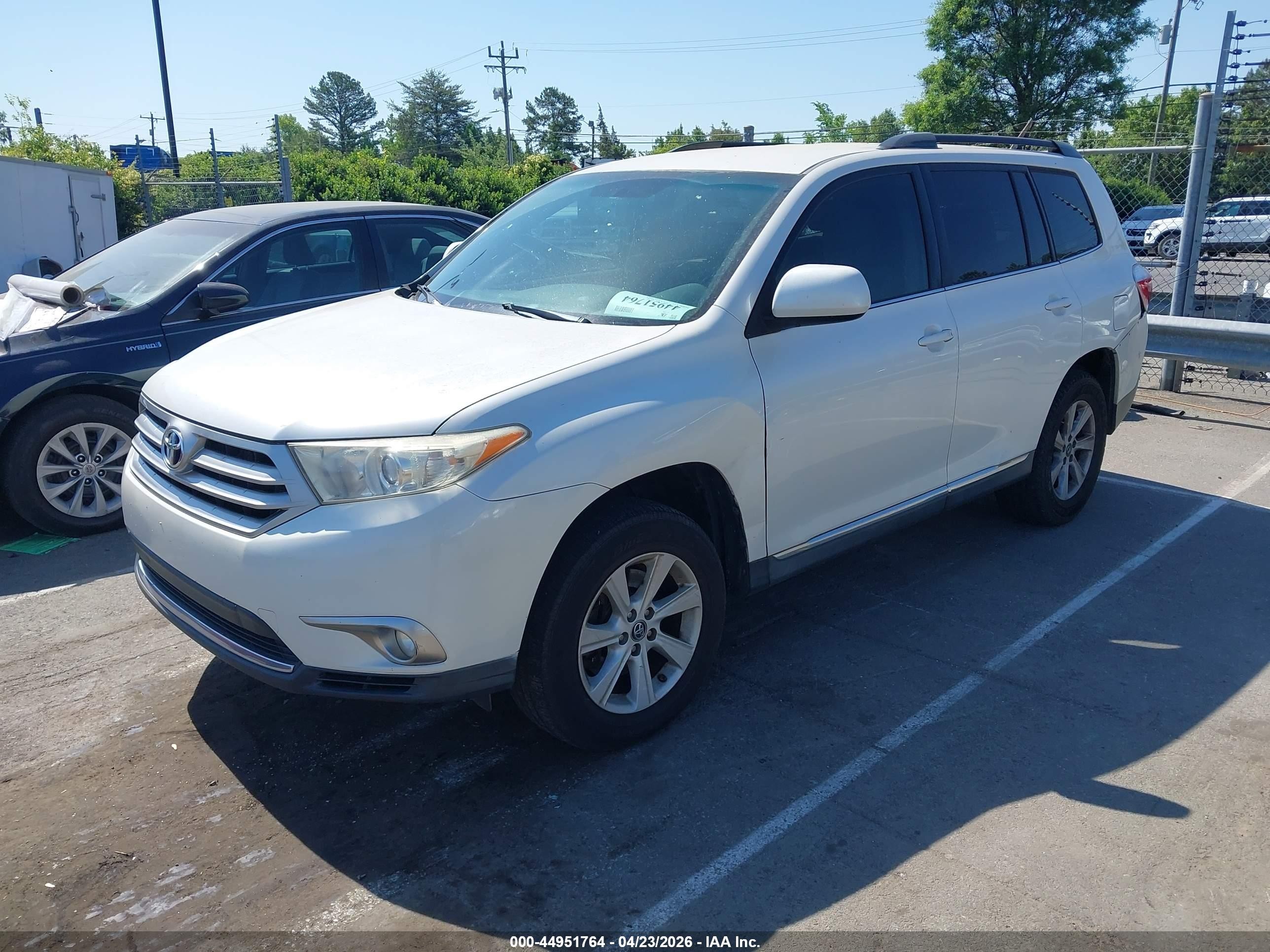 2013 Toyota Highlander Base Plus White vin: 5TDZA3EH1DS031636
