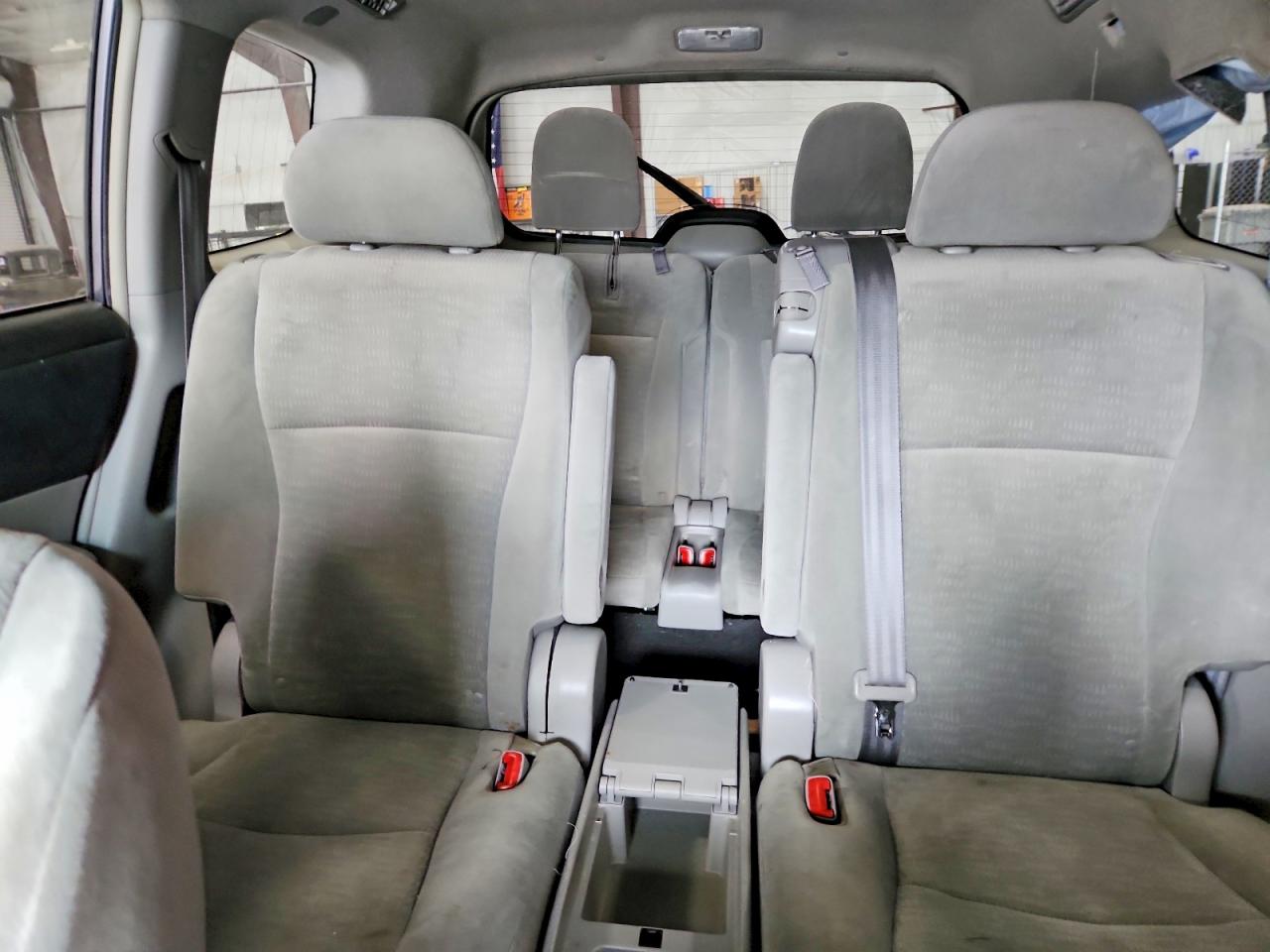 2011 Toyota Highlander Base Gray vin: 5TDZA3EH2BS008041