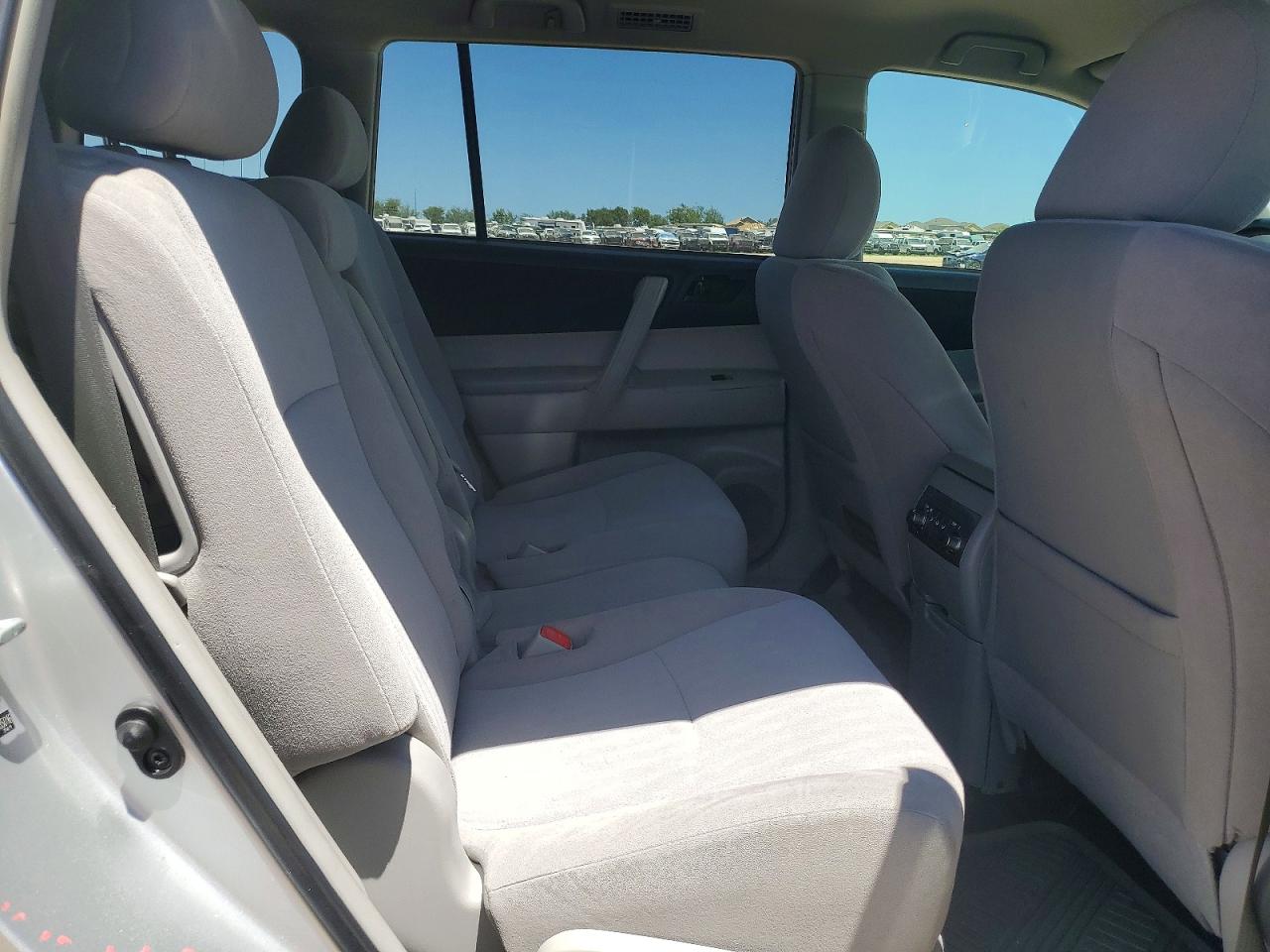 2013 Toyota Highlander Base Silver vin: 5TDZA3EH2DS035016