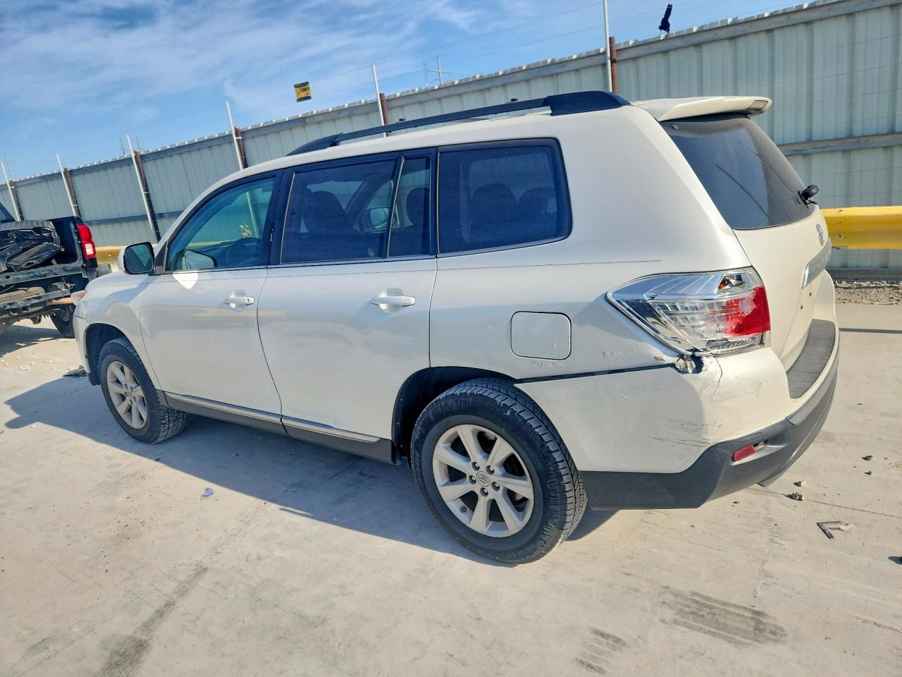 2013 Toyota Highlander Plus White vin: 5TDZA3EH2DS045268