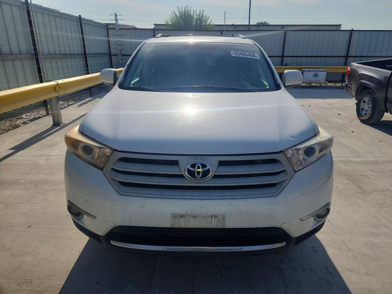 2013 Toyota Highlander Plus White vin: 5TDZA3EH2DS045268