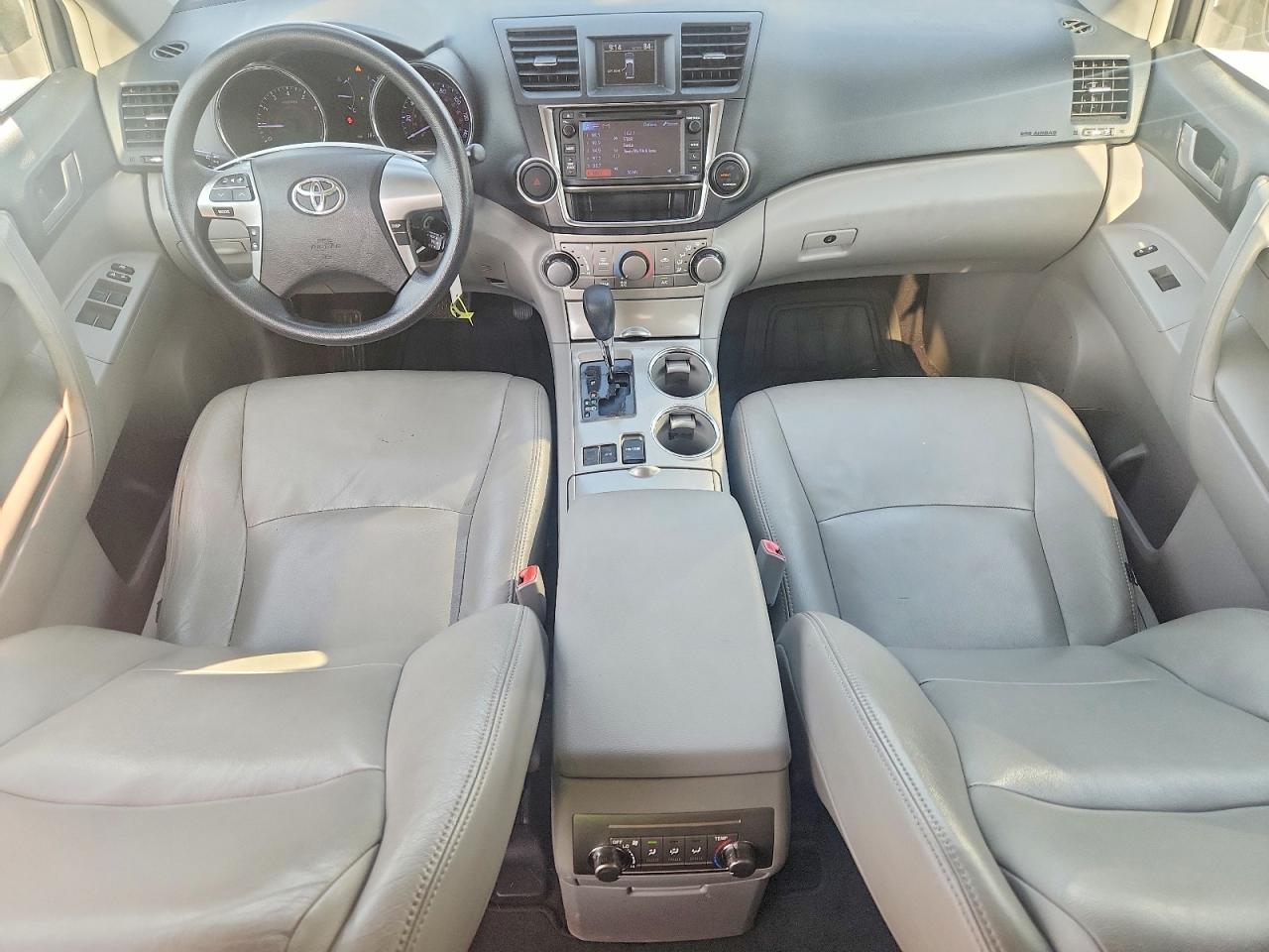 2013 Toyota Highlander Plus White vin: 5TDZA3EH2DS045268