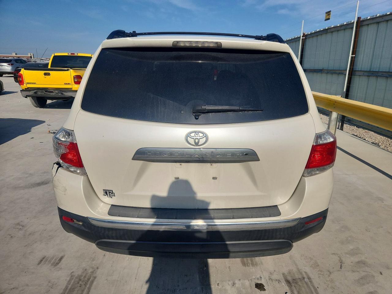 2013 Toyota Highlander Plus White vin: 5TDZA3EH2DS045268