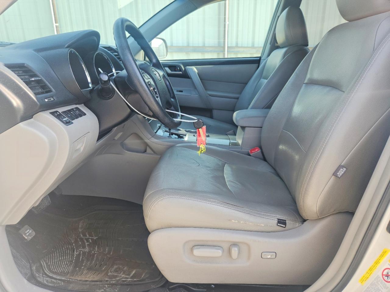 2013 Toyota Highlander Plus White vin: 5TDZA3EH2DS045268