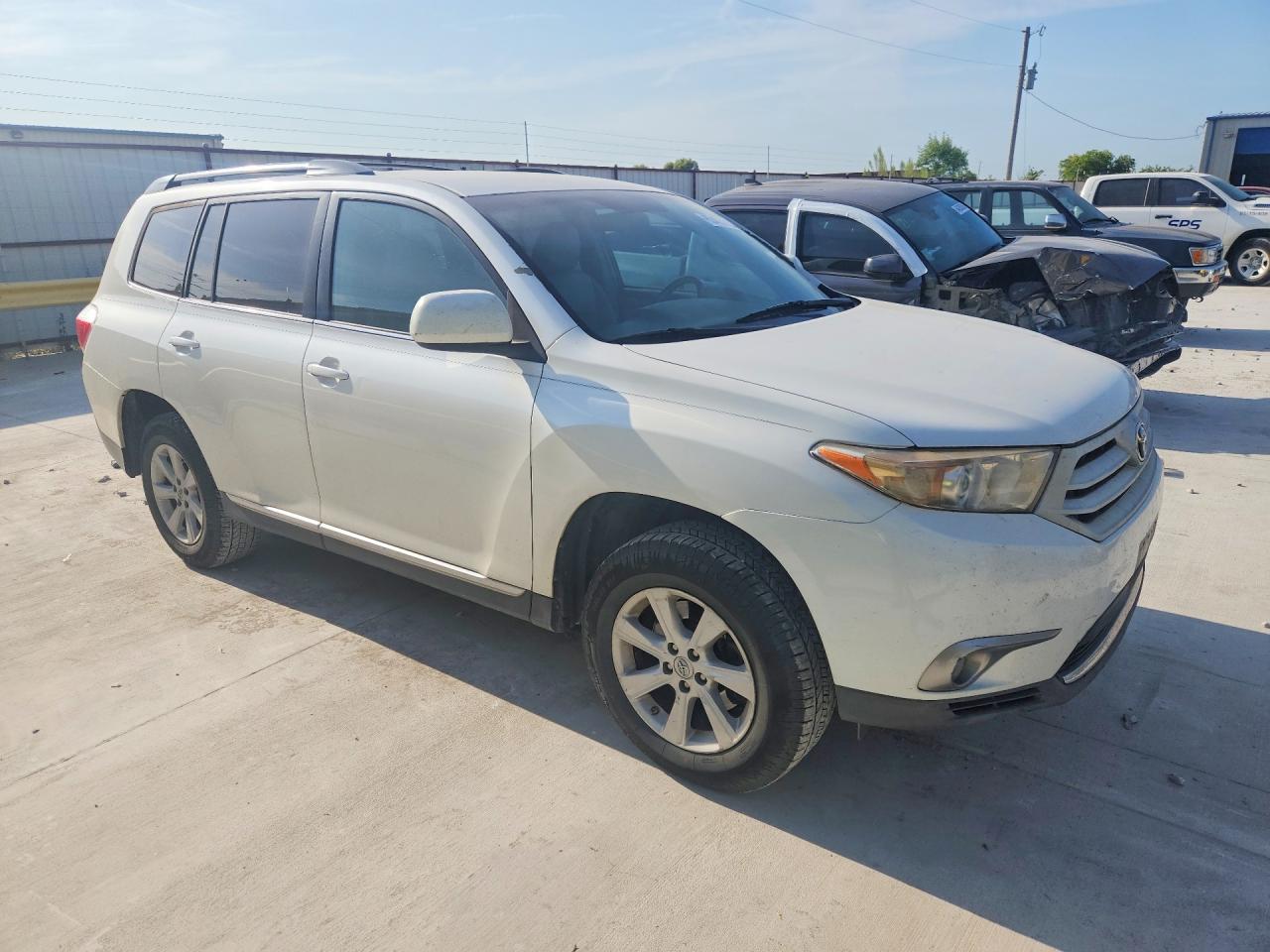 2013 Toyota Highlander Plus White vin: 5TDZA3EH2DS045268