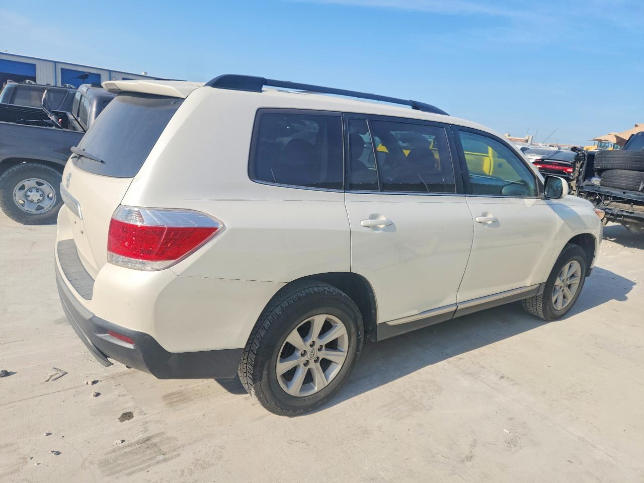 2013 Toyota Highlander Plus White vin: 5TDZA3EH2DS045268