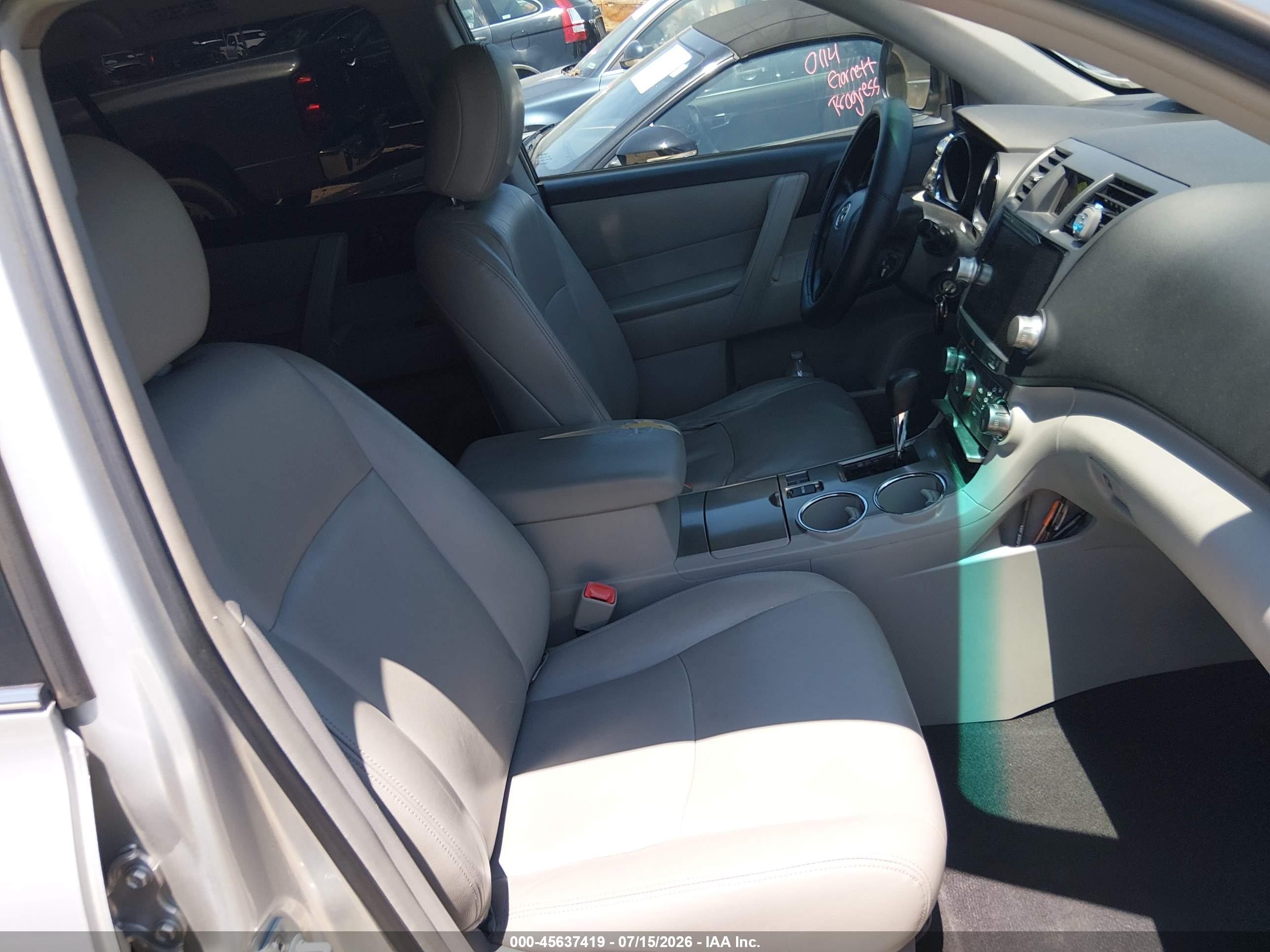 2012 Toyota Highlander   Silver vin: 5TDZA3EH3CS026291