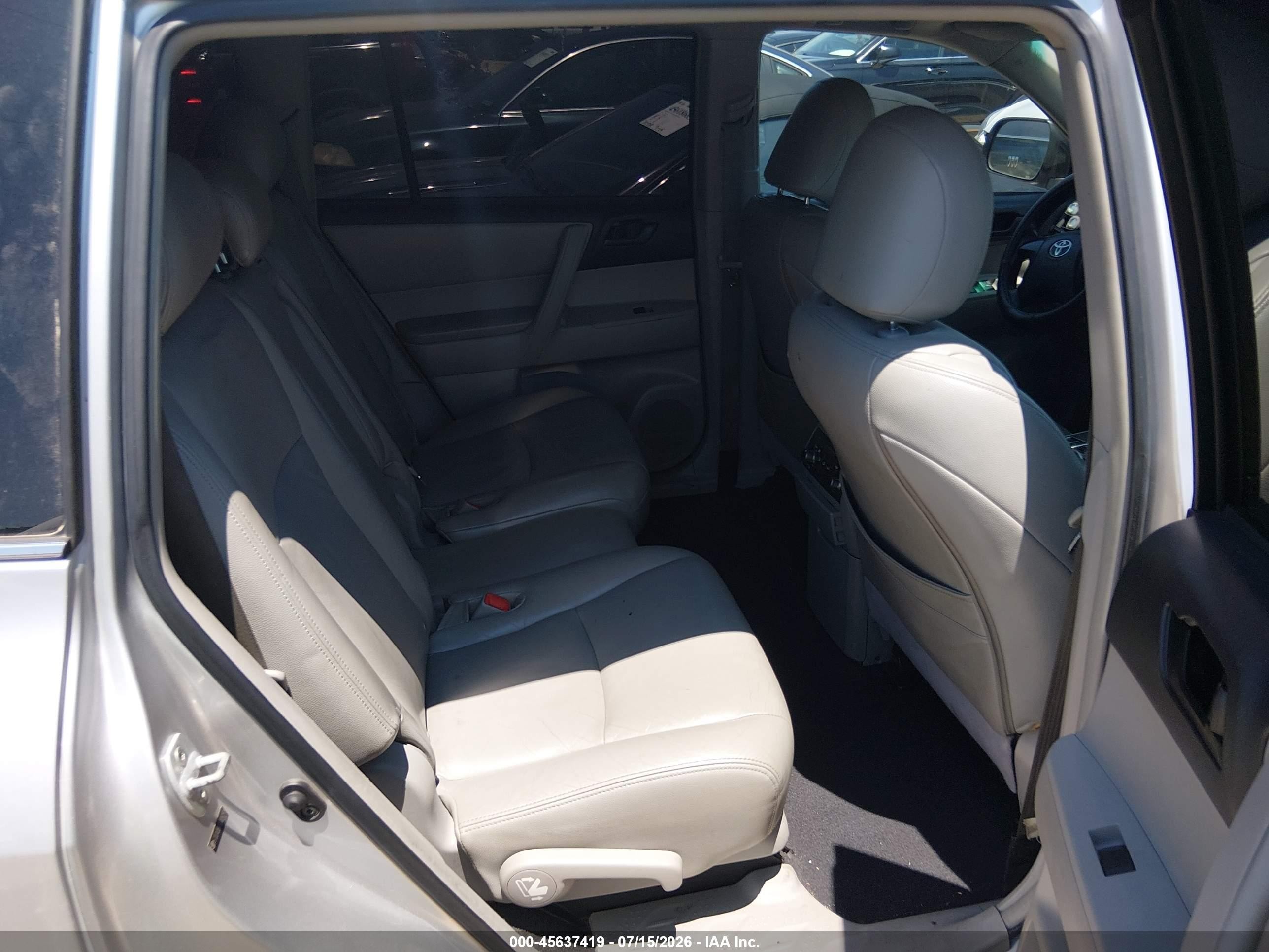 2012 Toyota Highlander   Silver vin: 5TDZA3EH3CS026291