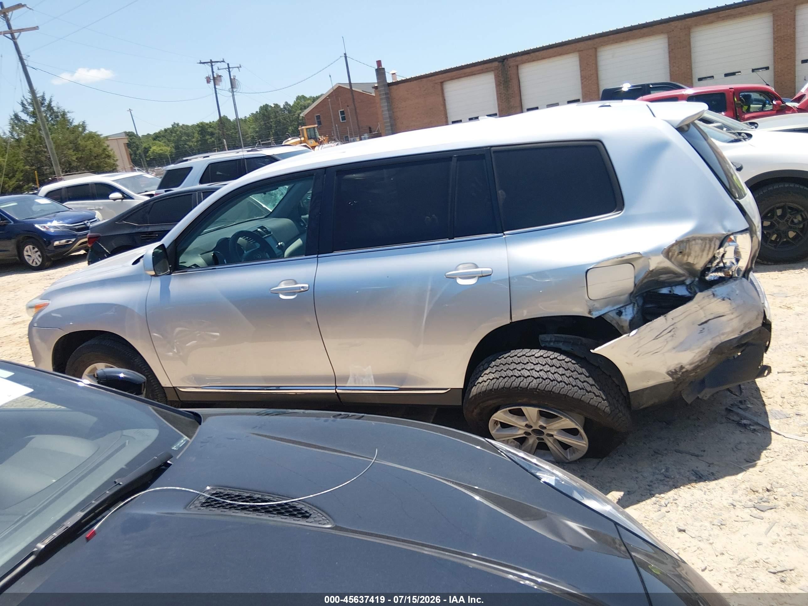 2012 Toyota Highlander   Silver vin: 5TDZA3EH3CS026291