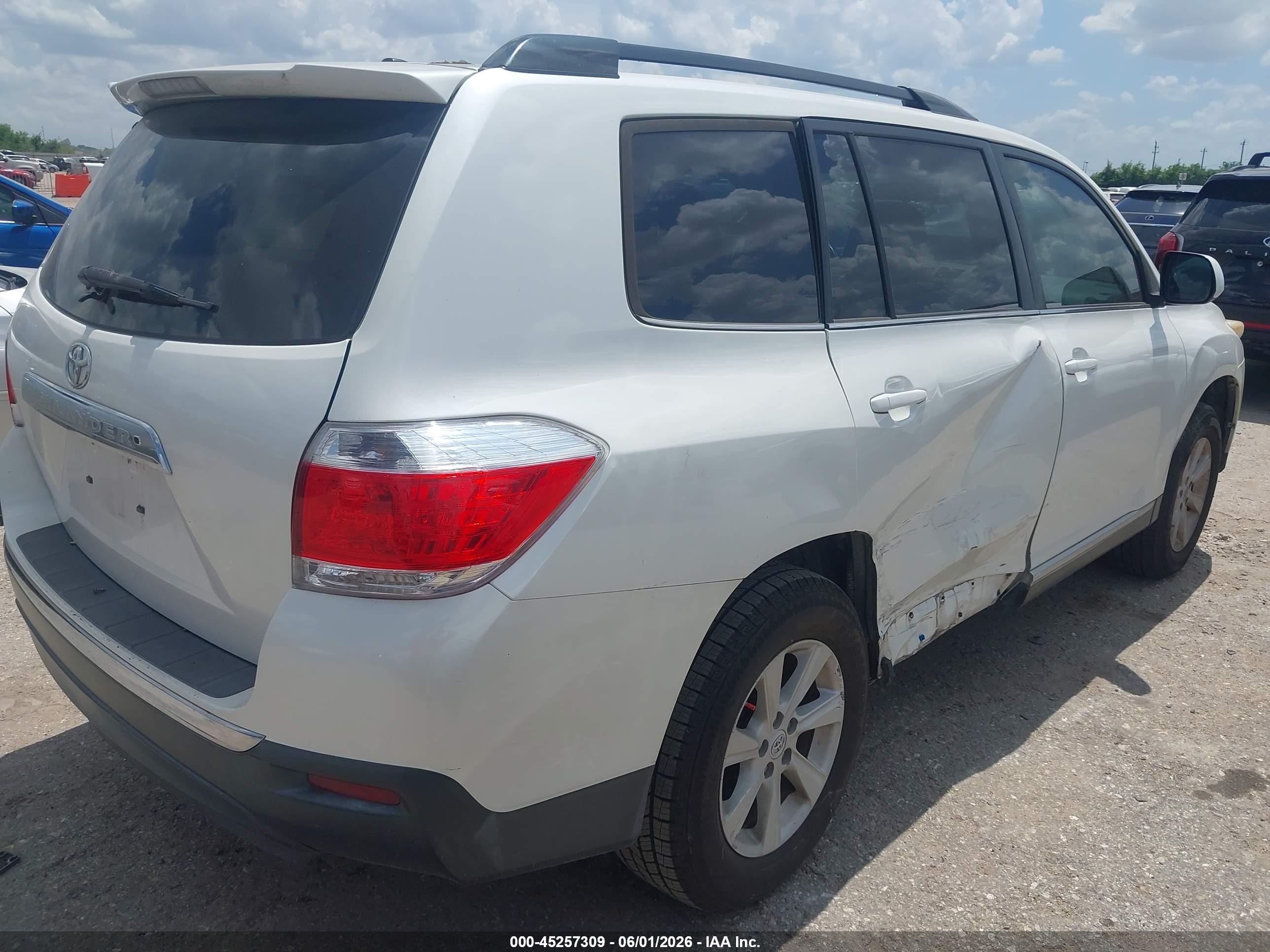 2012 Toyota Highlander   White vin: 5TDZA3EH3CS030292
