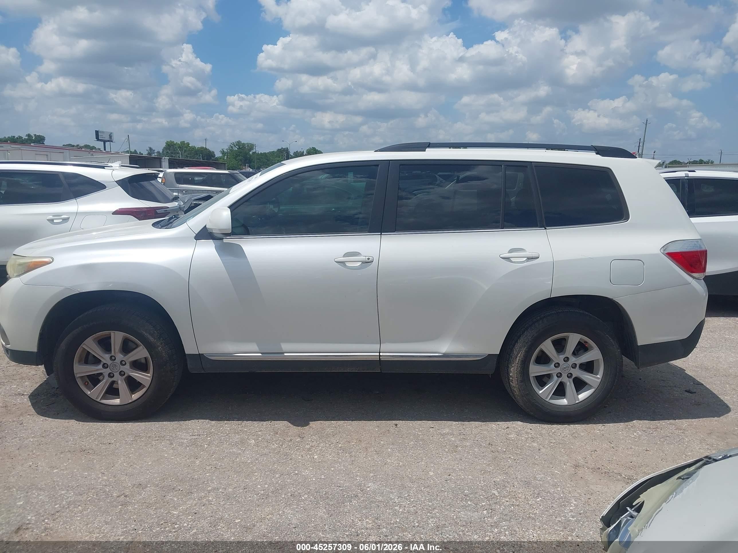 2012 Toyota Highlander   White vin: 5TDZA3EH3CS030292