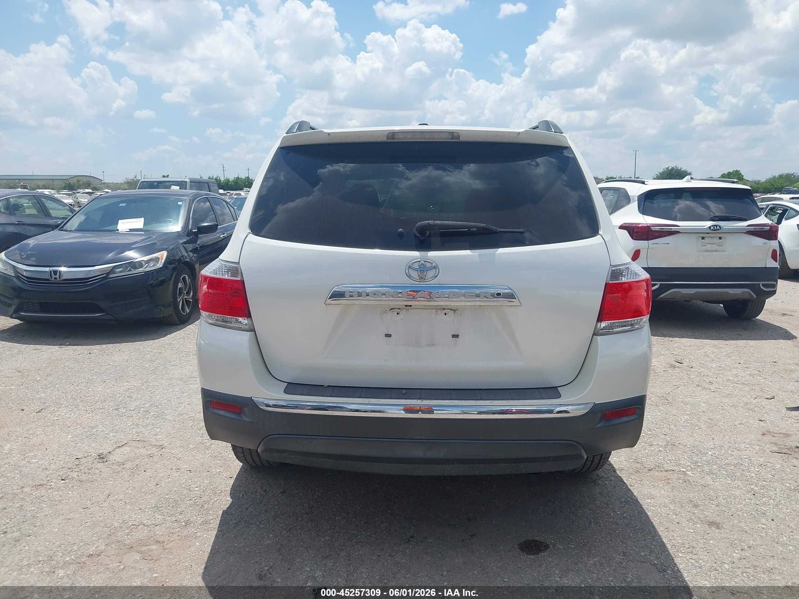 2012 Toyota Highlander   White vin: 5TDZA3EH3CS030292