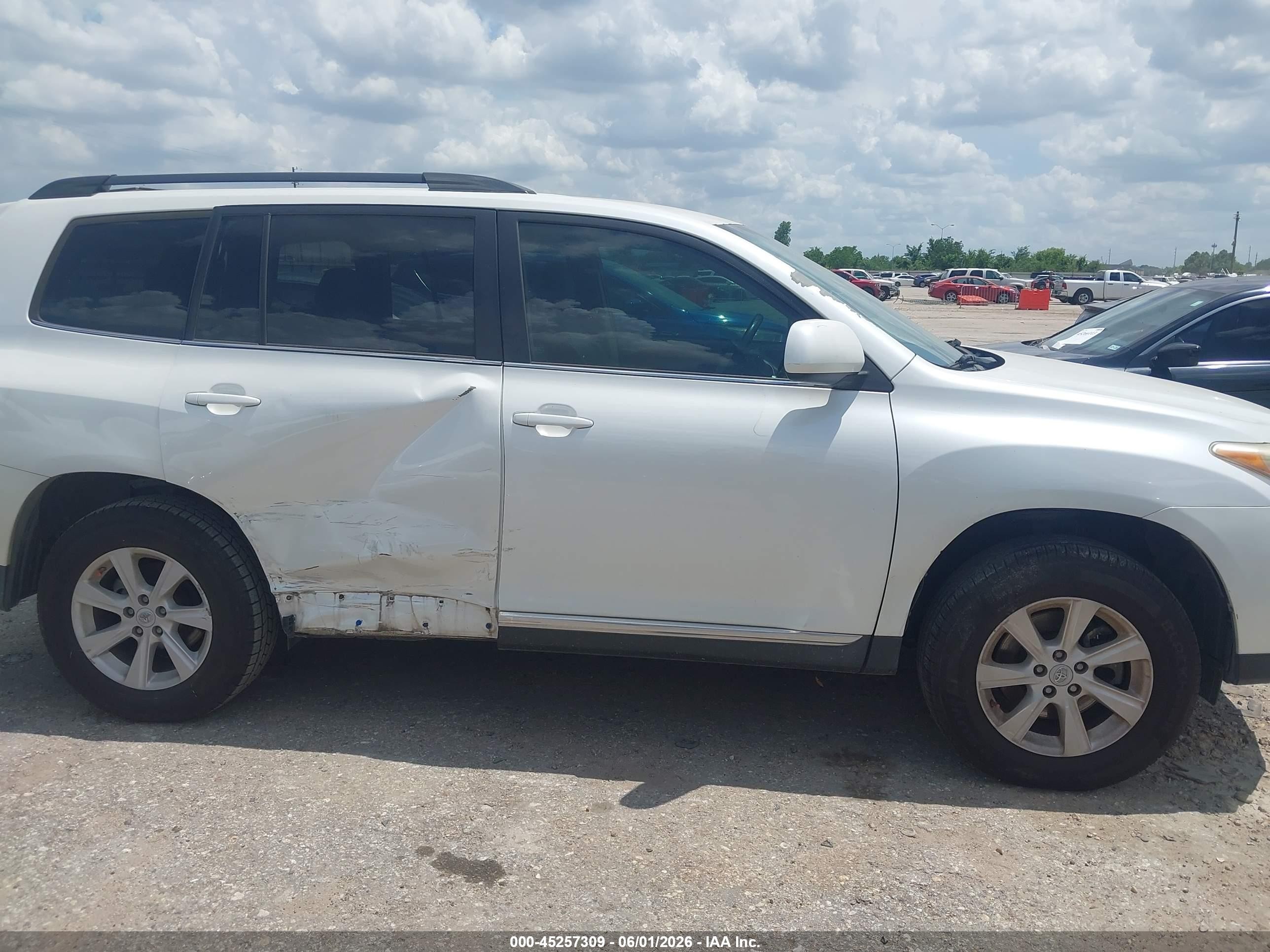 2012 Toyota Highlander   White vin: 5TDZA3EH3CS030292
