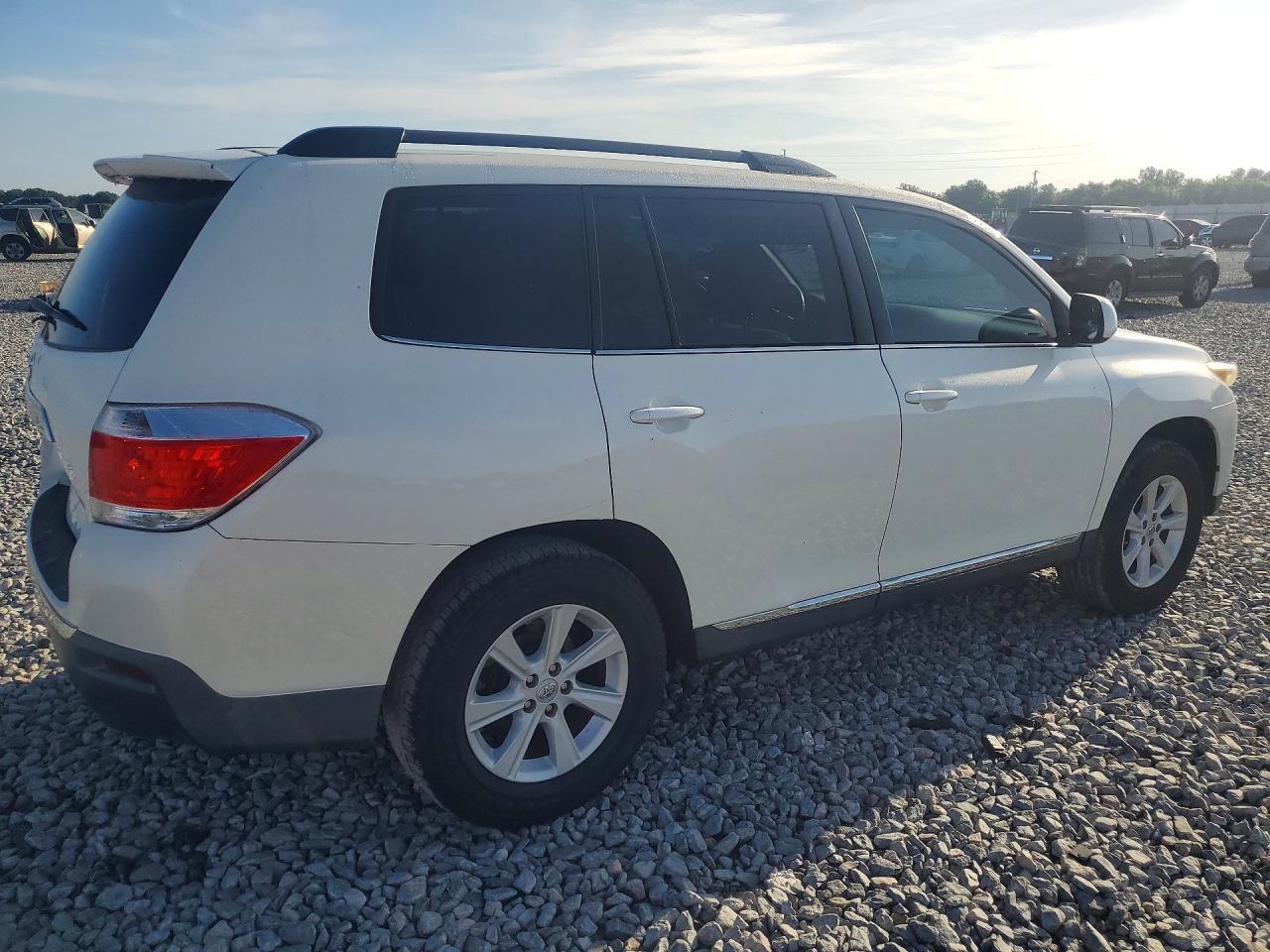 2013 Toyota Highlander Plus White vin: 5TDZA3EH3DS039625