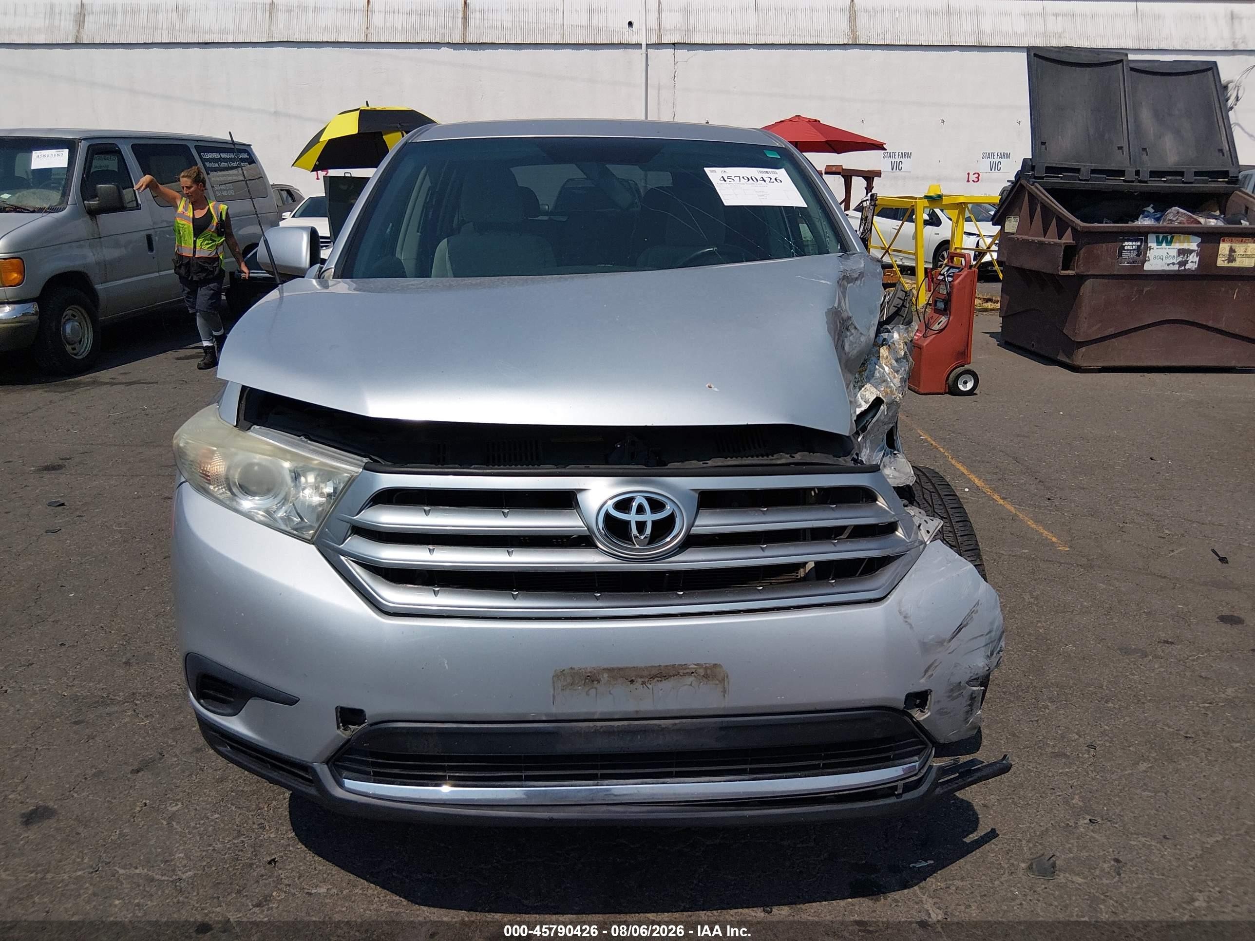 2011 Toyota Highlander   Silver vin: 5TDZA3EH4BS010180