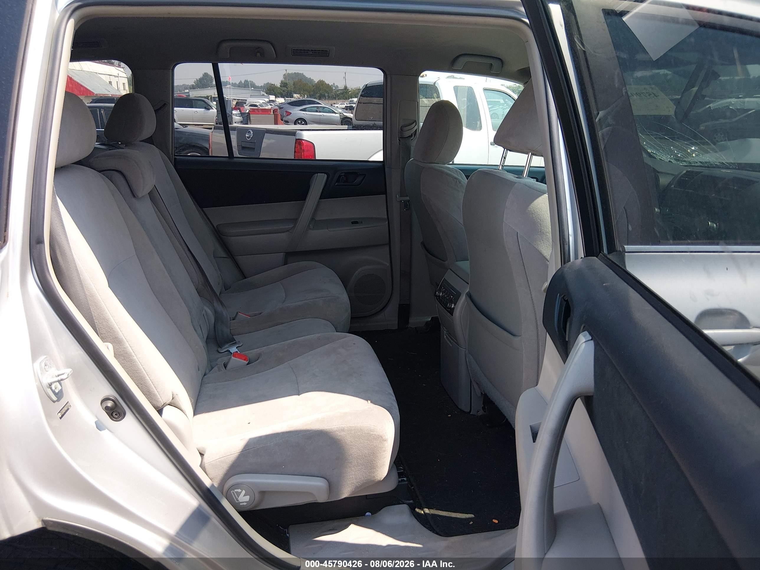 2011 Toyota Highlander   Silver vin: 5TDZA3EH4BS010180