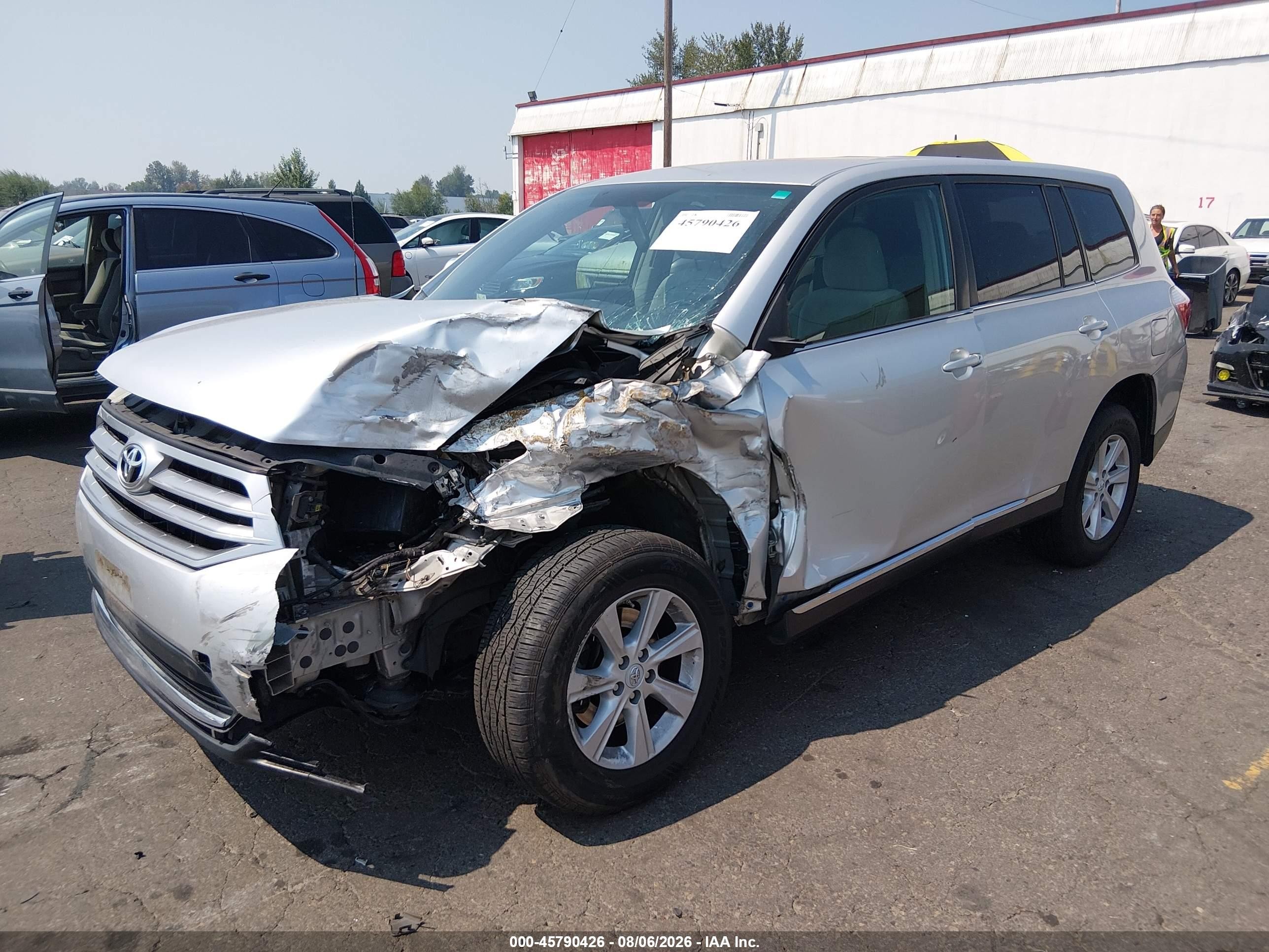 2011 Toyota Highlander   Silver vin: 5TDZA3EH4BS010180