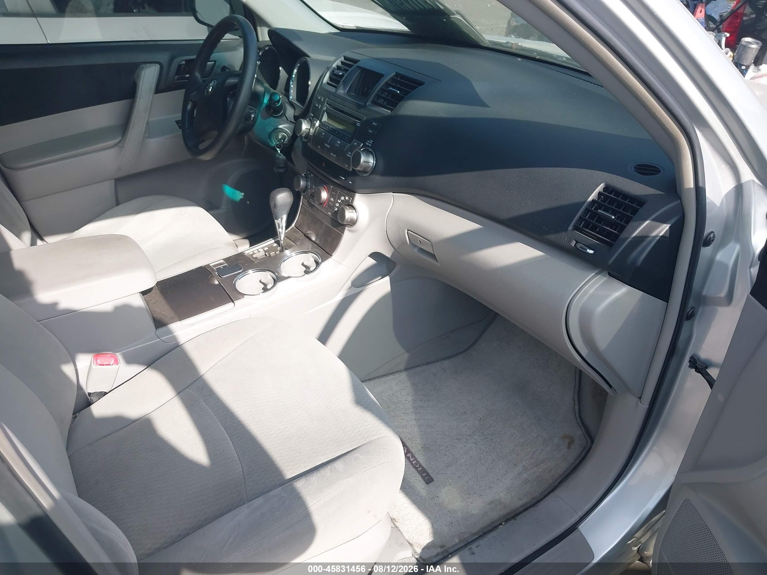 2010 Toyota Highlander   Silver vin: 5TDZA3EH5AS004449