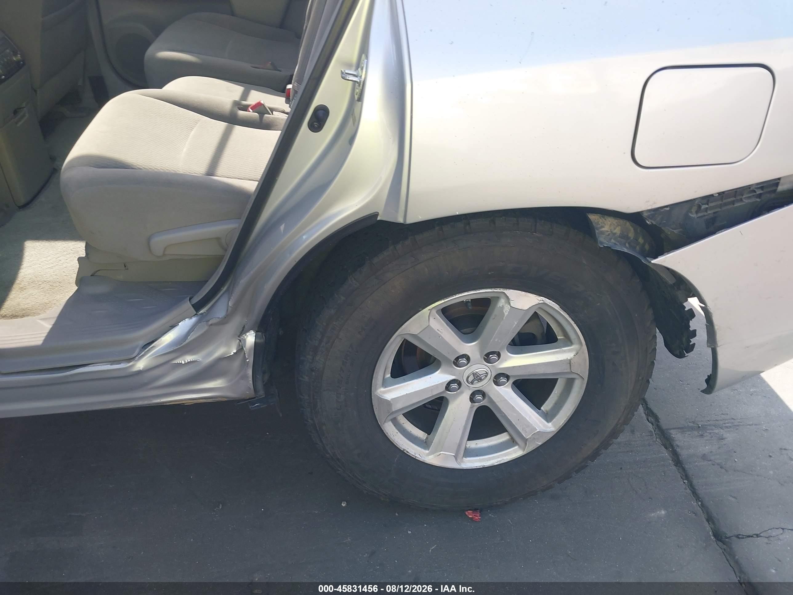 2010 Toyota Highlander   Silver vin: 5TDZA3EH5AS004449