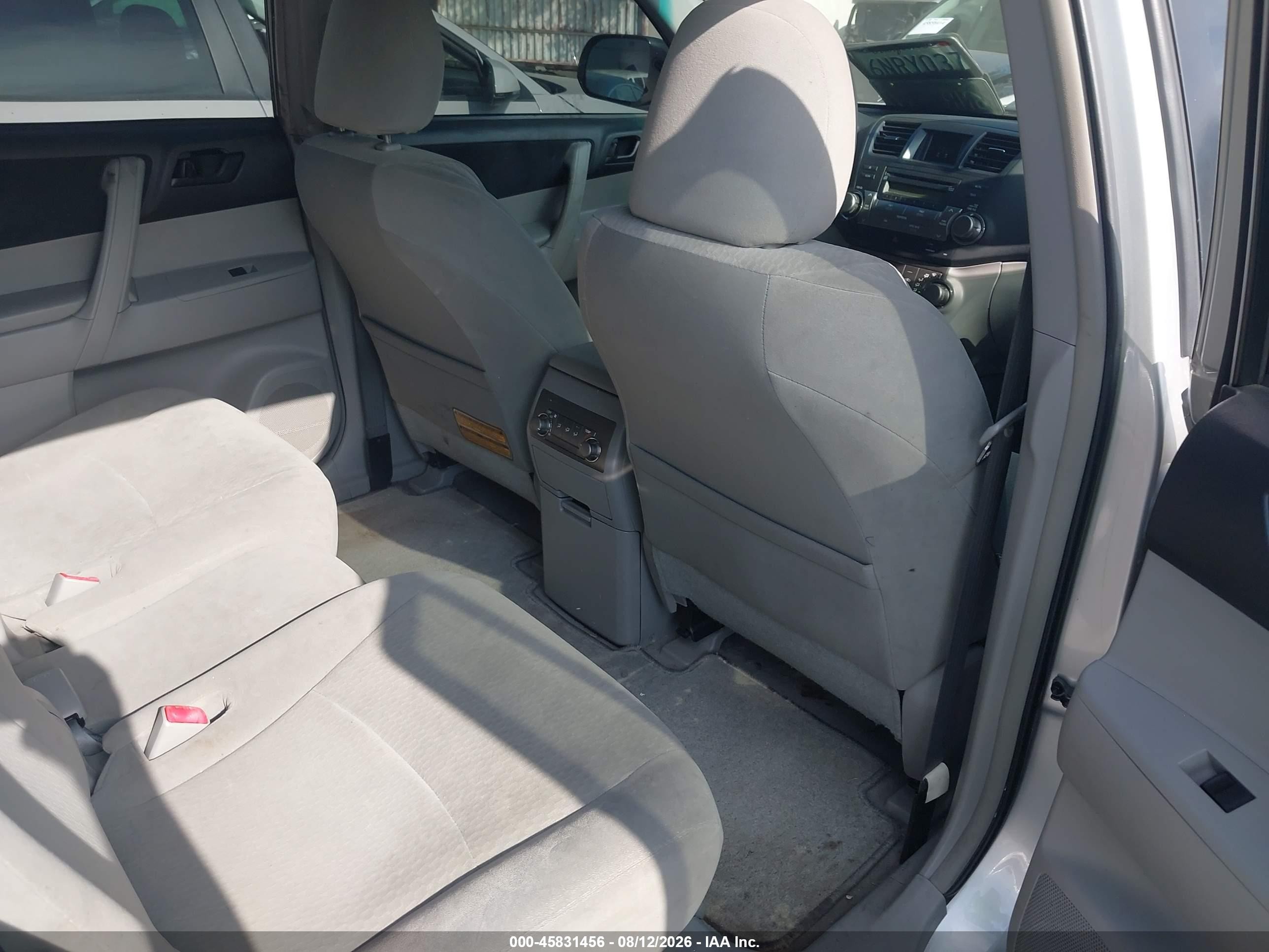 2010 Toyota Highlander   Silver vin: 5TDZA3EH5AS004449