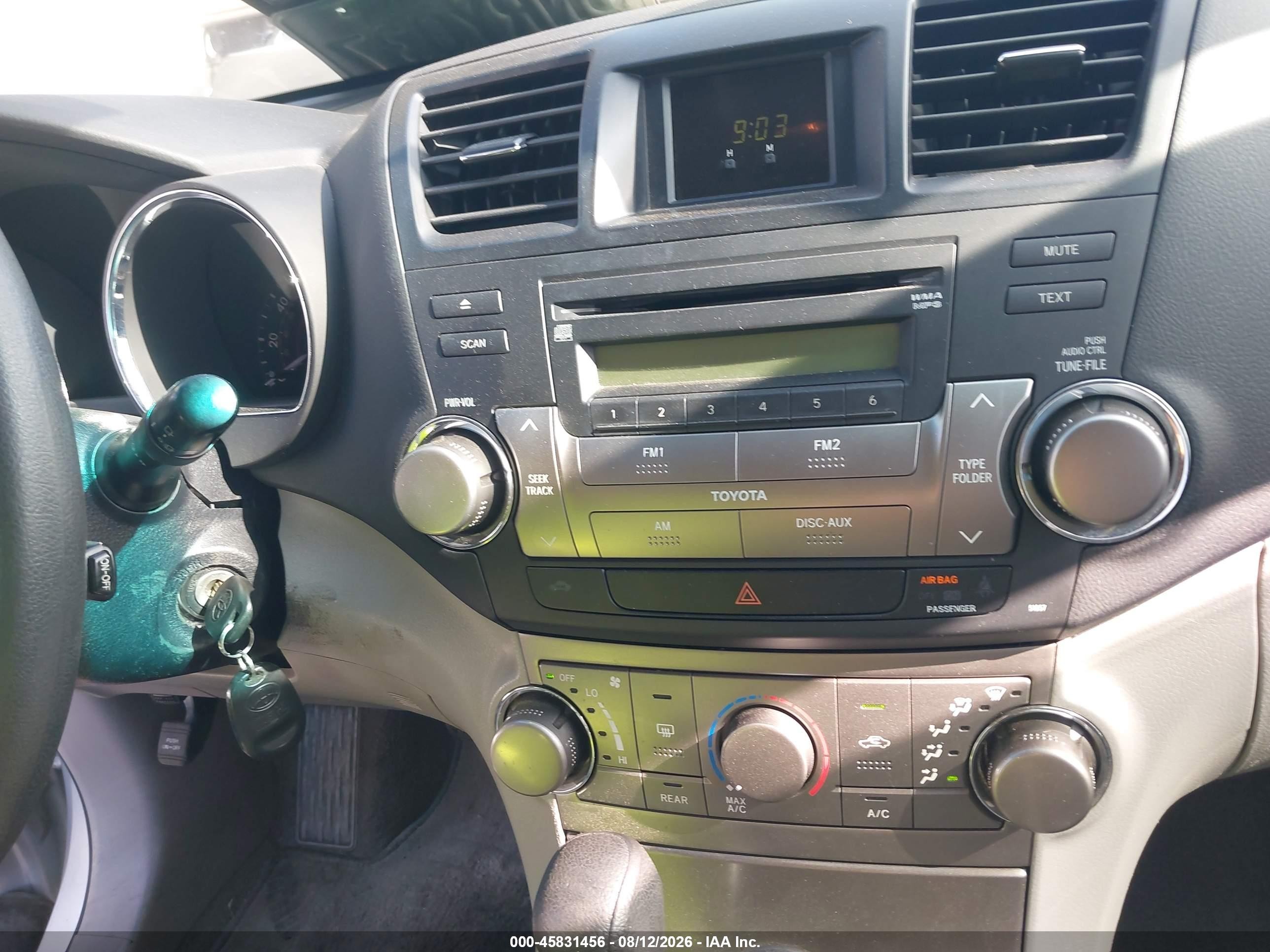 2010 Toyota Highlander   Silver vin: 5TDZA3EH5AS004449