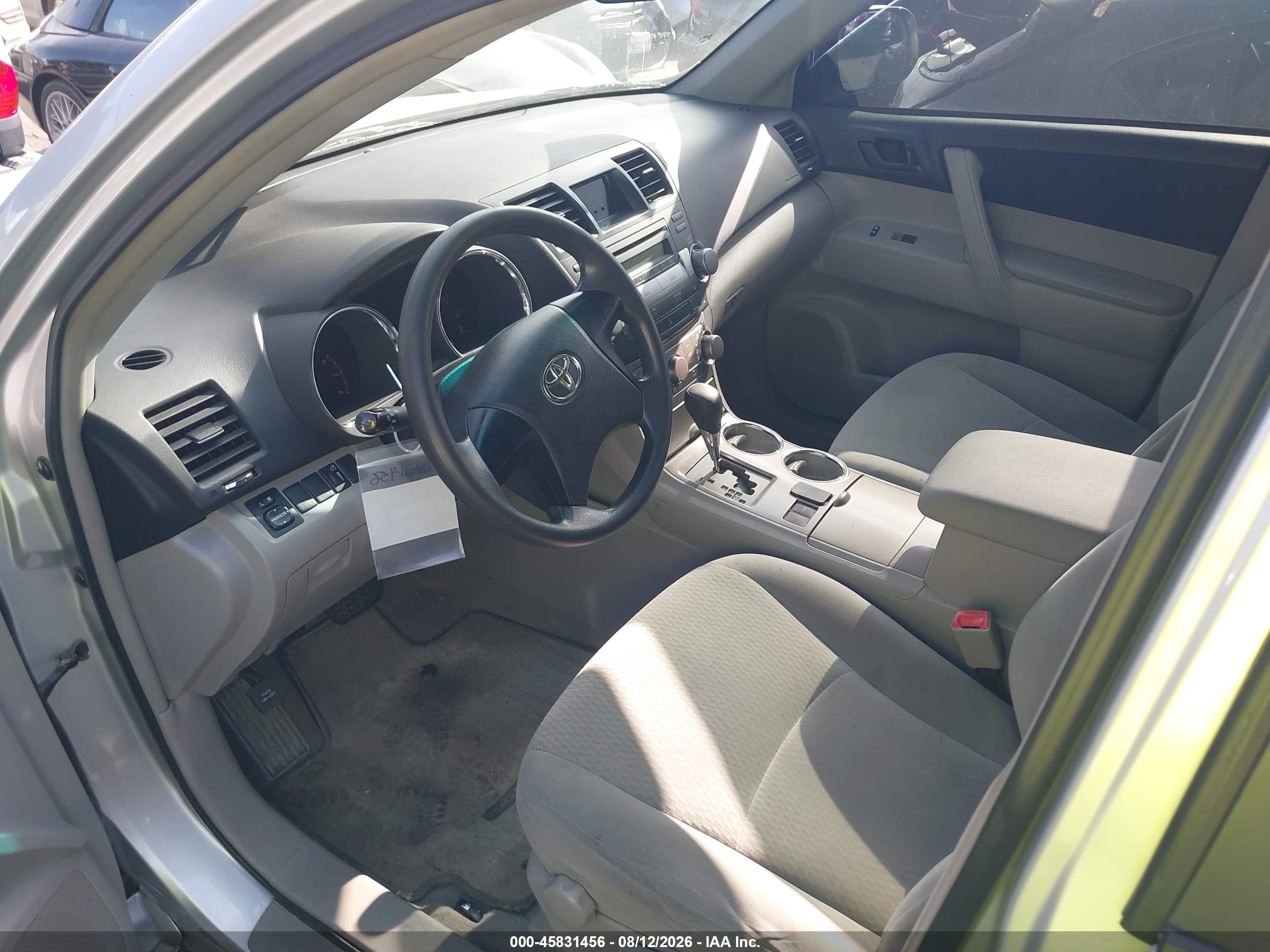 2010 Toyota Highlander   Silver vin: 5TDZA3EH5AS004449