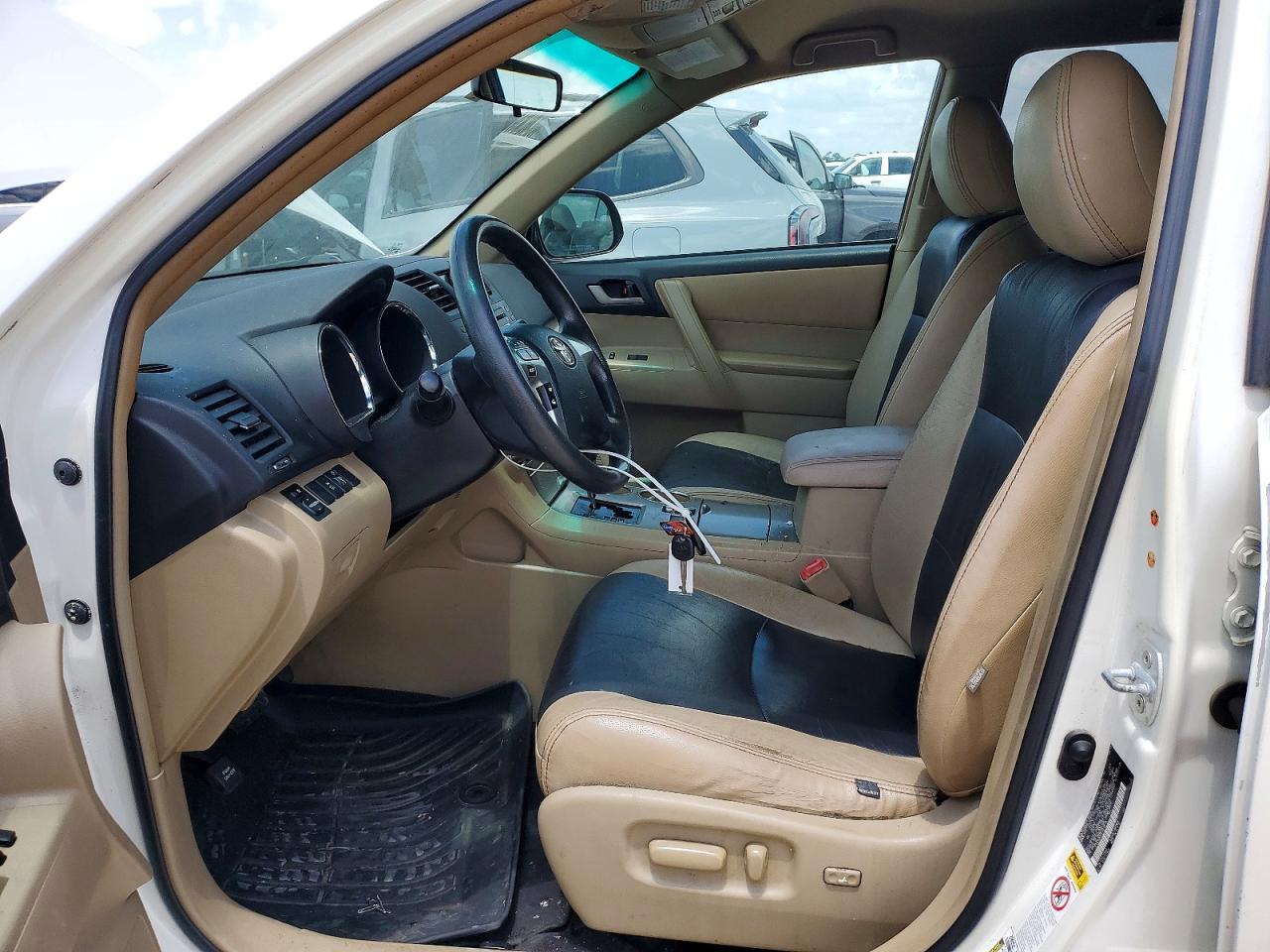 2012 Toyota Highlander Base White vin: 5TDZA3EH5CS019214