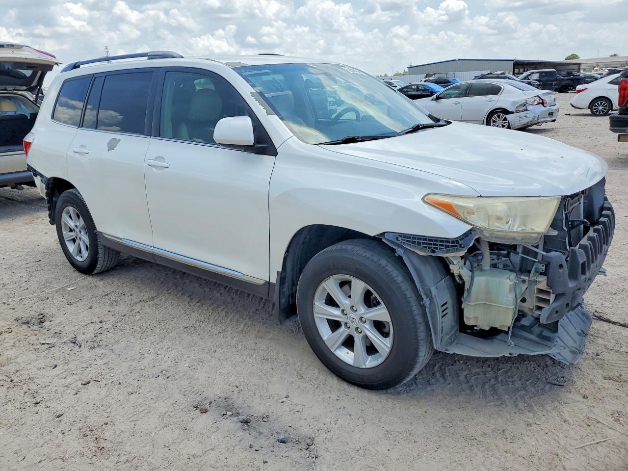 2012 Toyota Highlander Base White vin: 5TDZA3EH5CS019214