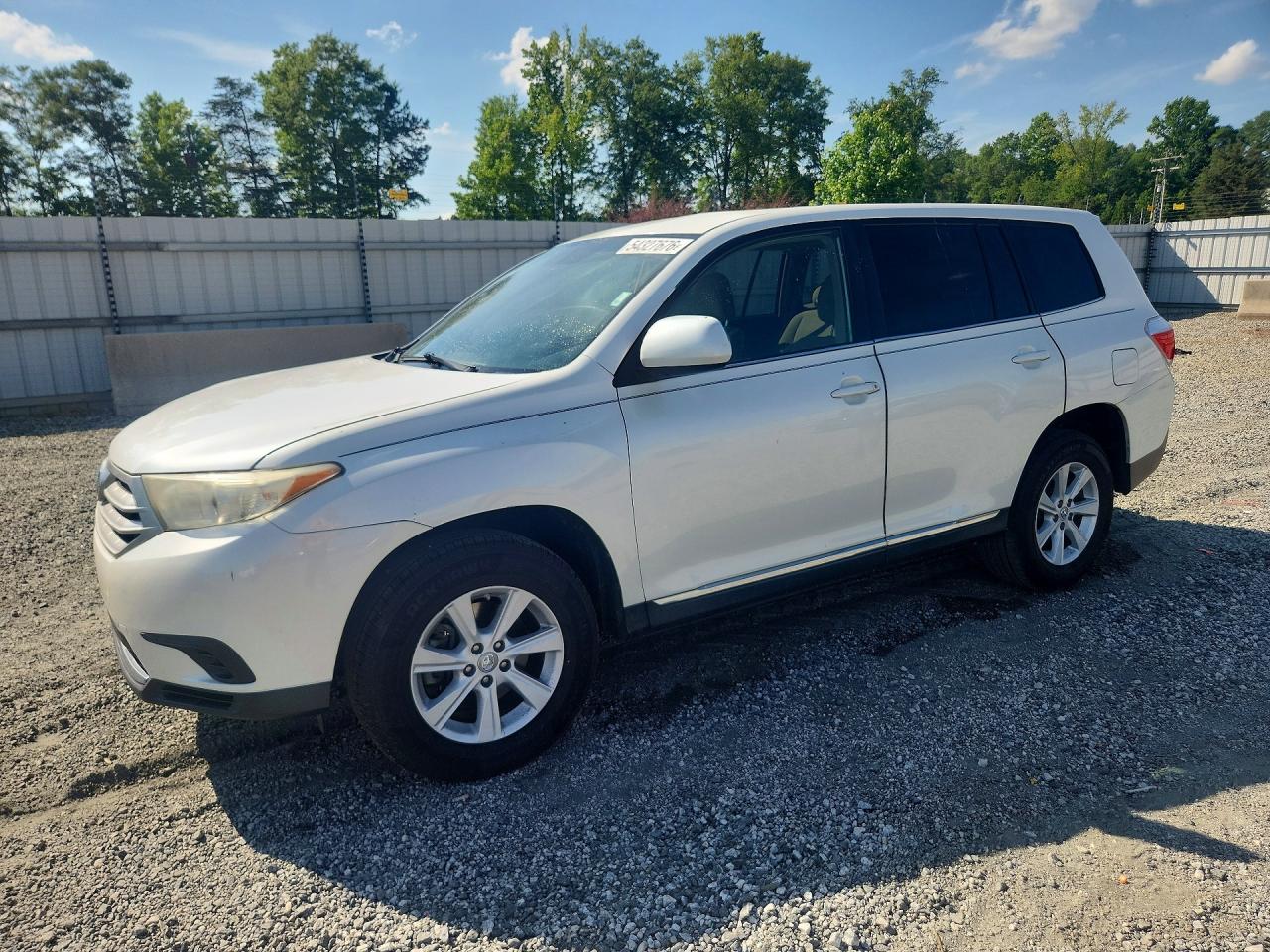 2013 Toyota Highlander Base White vin: 5TDZA3EH5DS033924