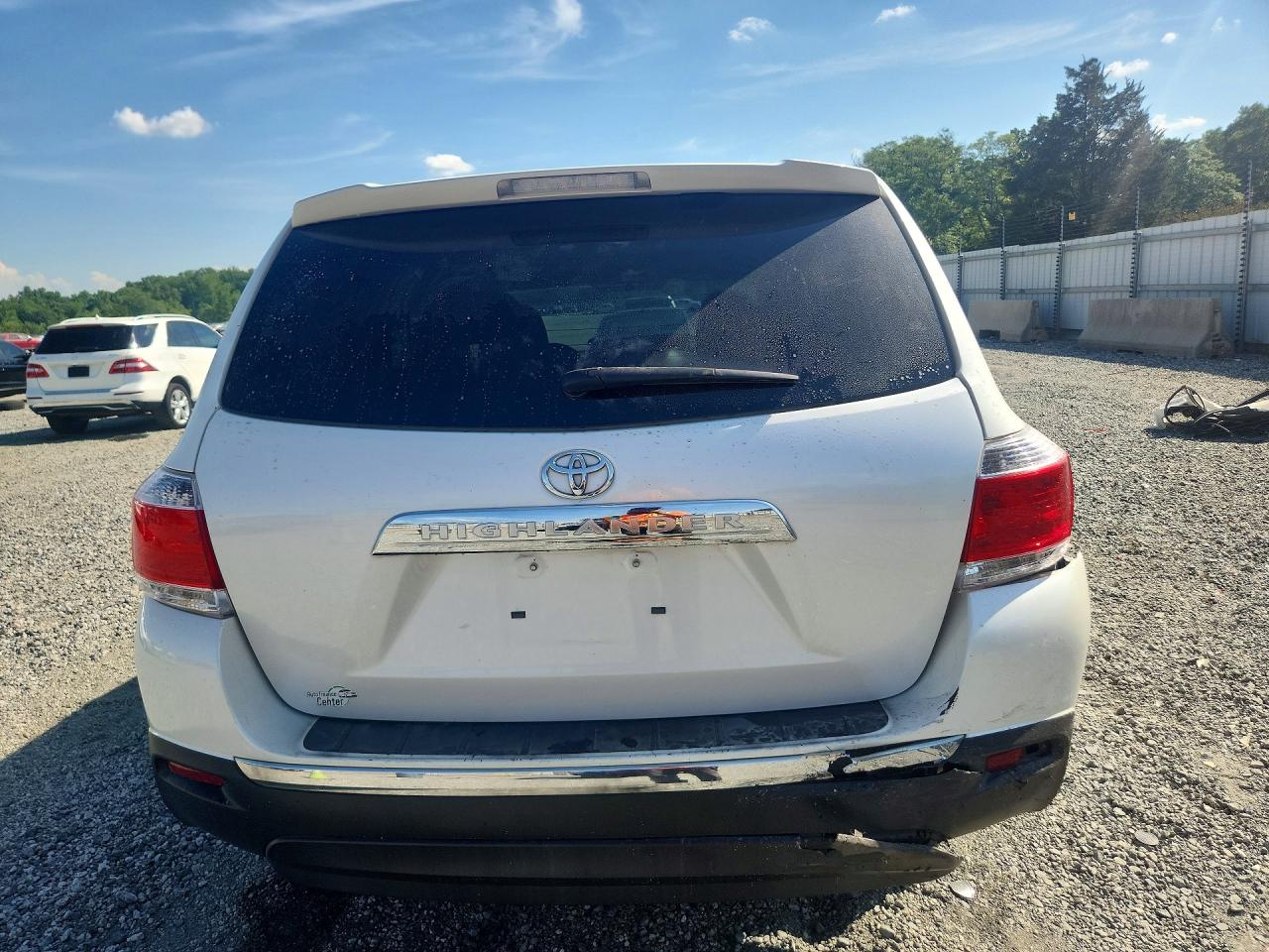 2013 Toyota Highlander Base White vin: 5TDZA3EH5DS033924