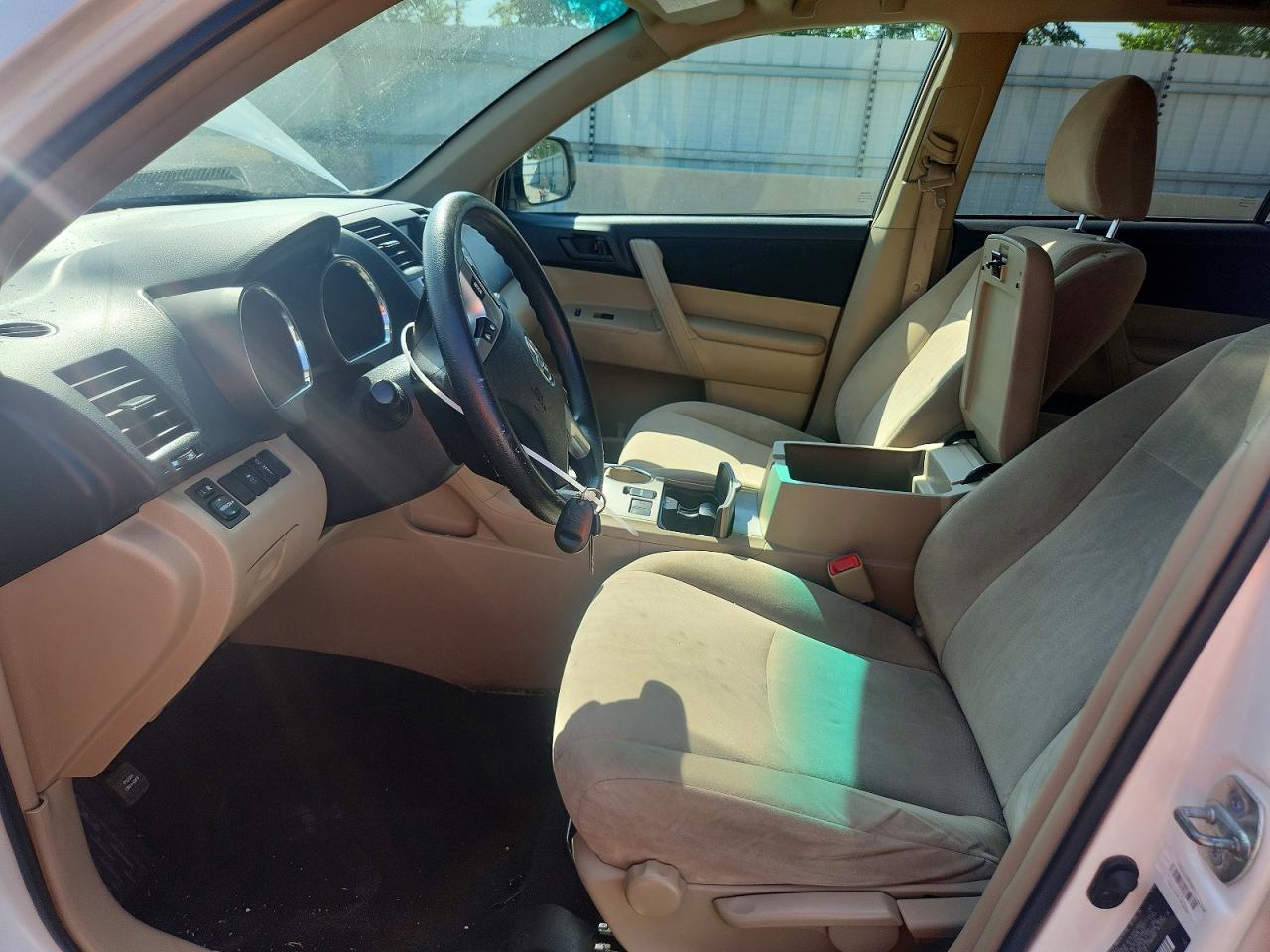 2013 Toyota Highlander Base White vin: 5TDZA3EH5DS033924