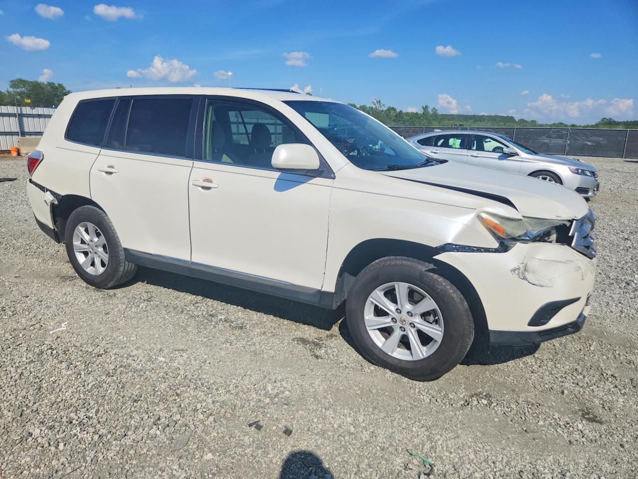 2013 Toyota Highlander Base White vin: 5TDZA3EH5DS033924