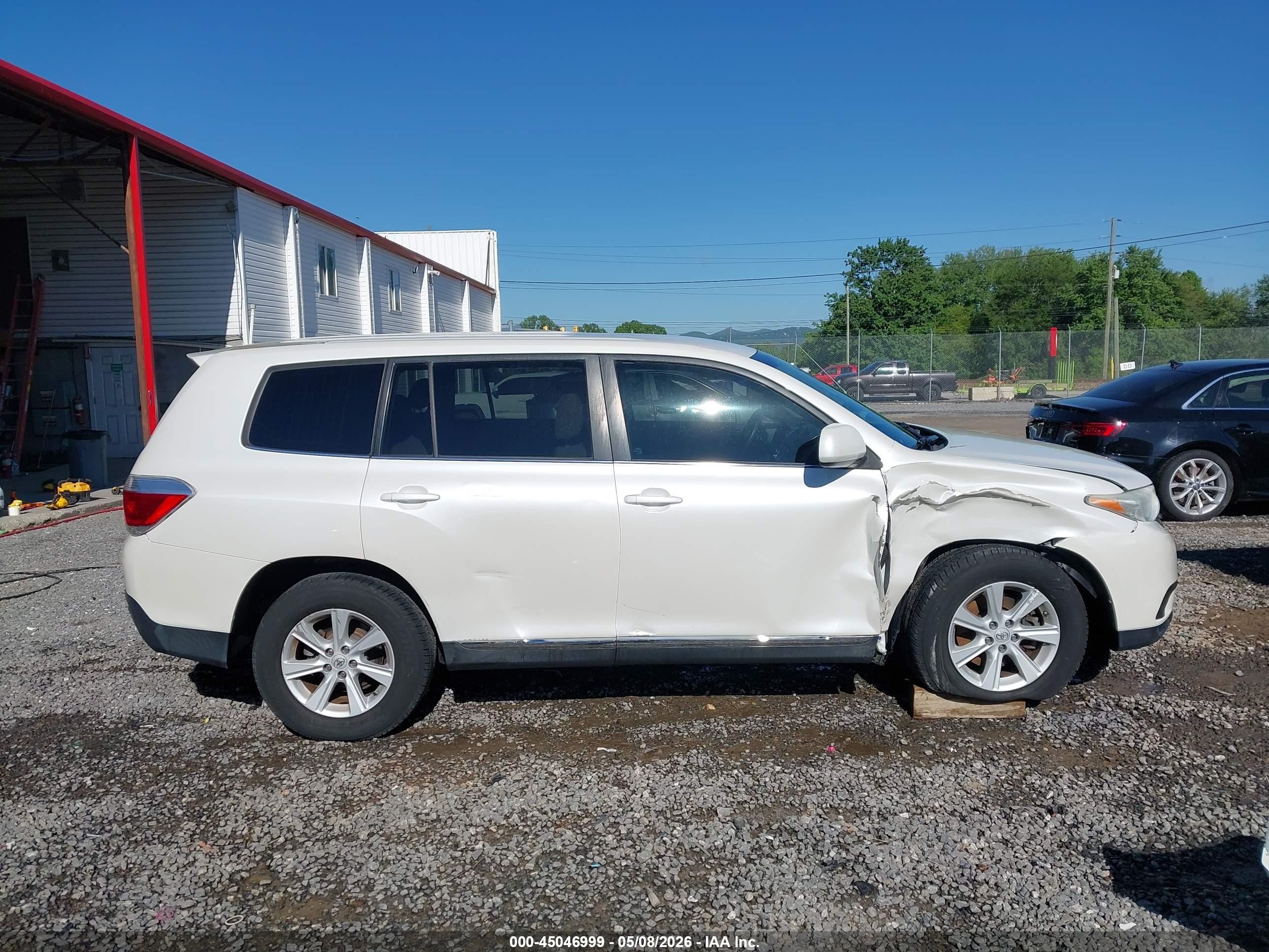 2013 Toyota Highlander   White vin: 5TDZA3EH5DS036581