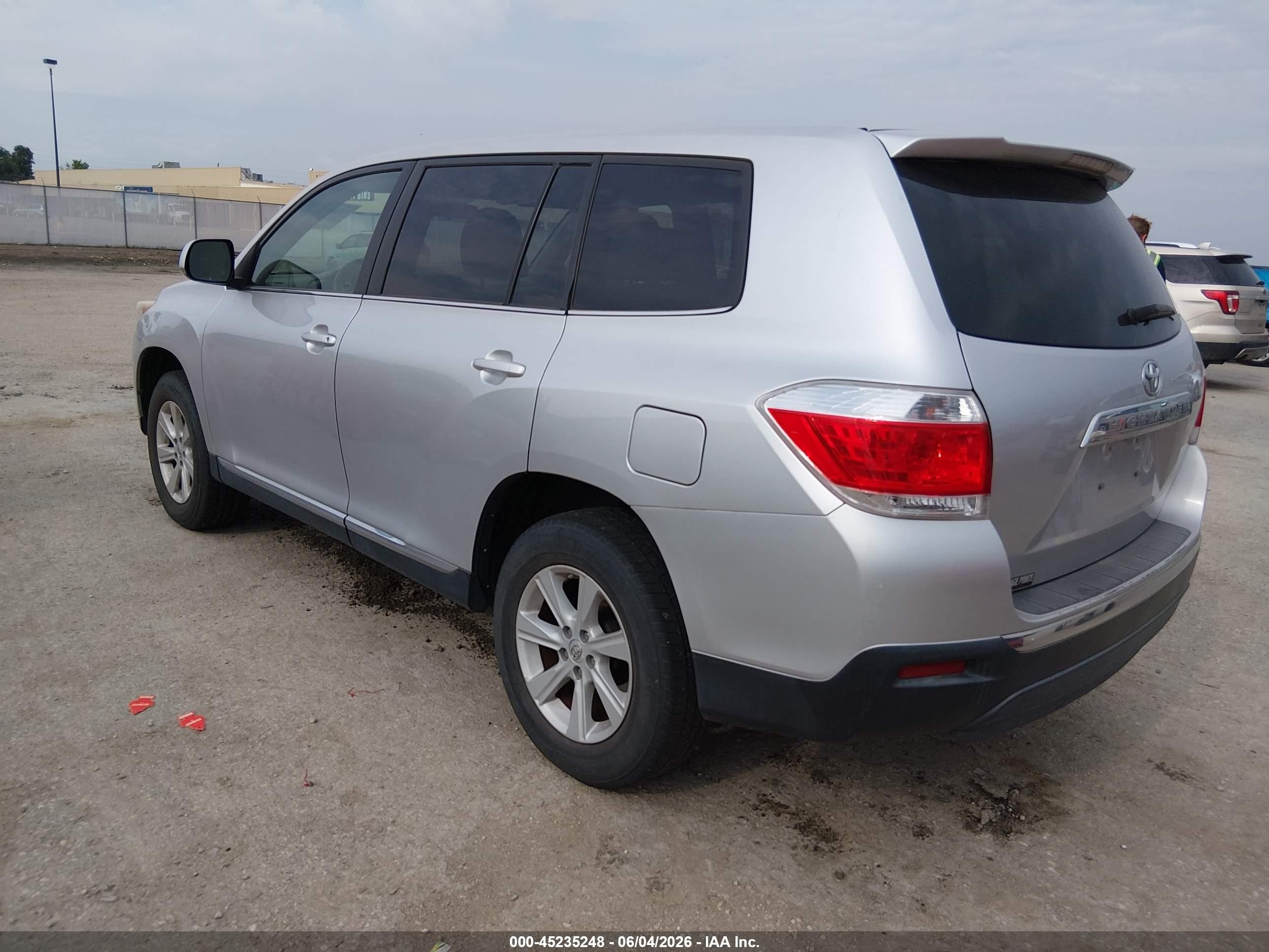2013 Toyota Highlander   Silver vin: 5TDZA3EH6DS034967