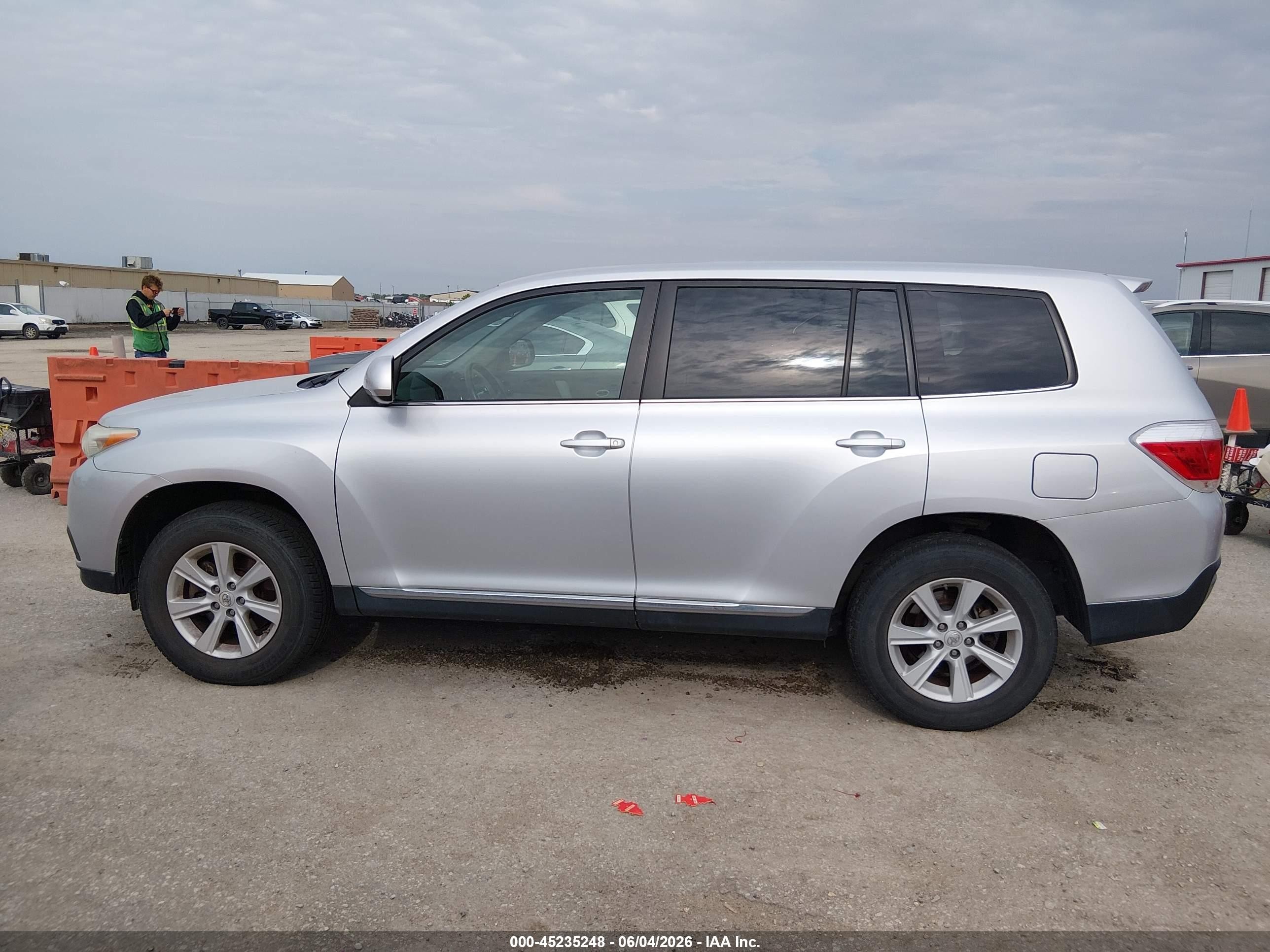 2013 Toyota Highlander   Silver vin: 5TDZA3EH6DS034967