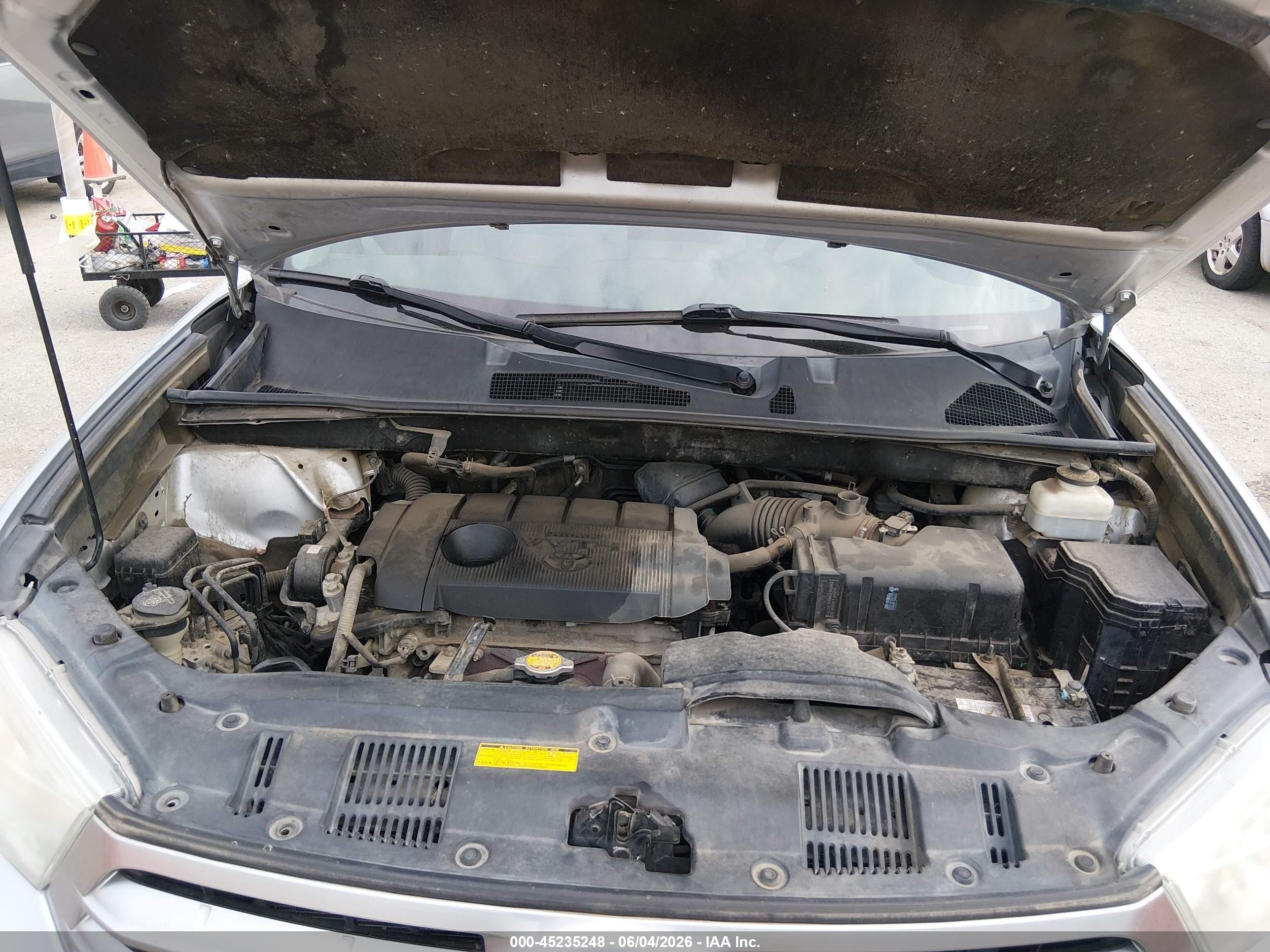 2013 Toyota Highlander   Silver vin: 5TDZA3EH6DS034967