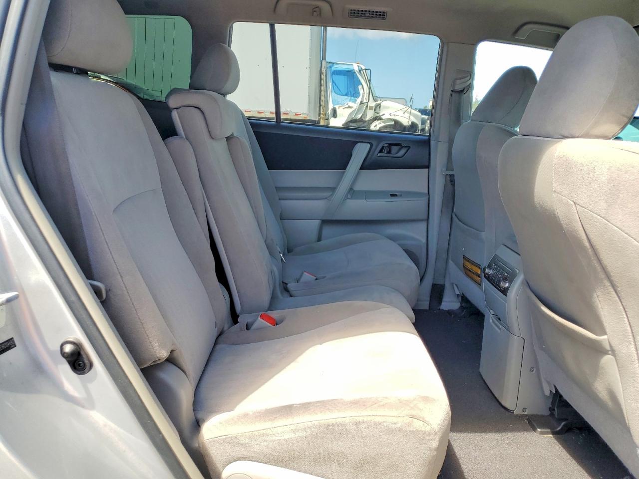 2013 Toyota Highlander Base Silver vin: 5TDZA3EH6DS044902
