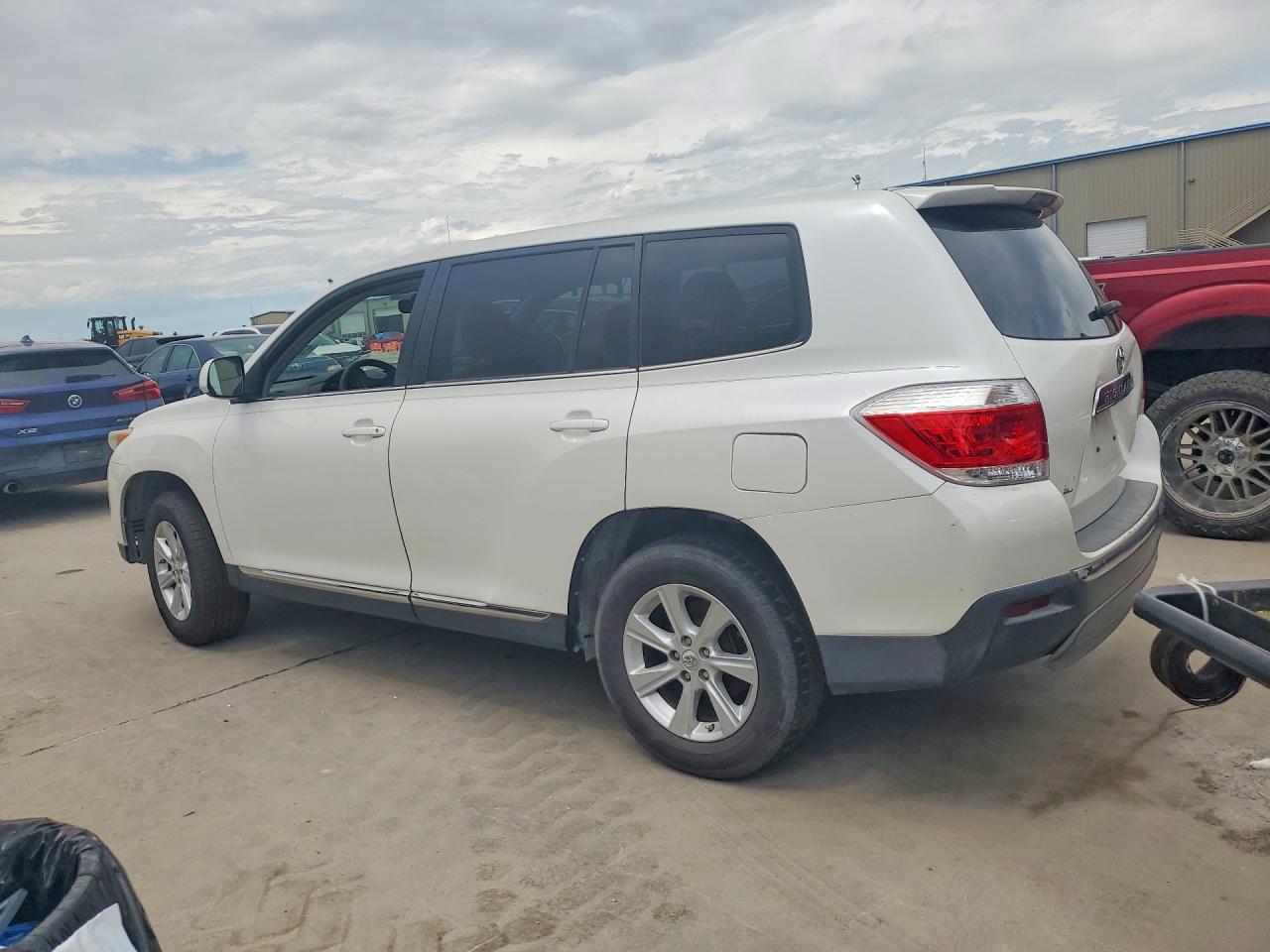 2011 Toyota Highlander Base White vin: 5TDZA3EH7BS009475