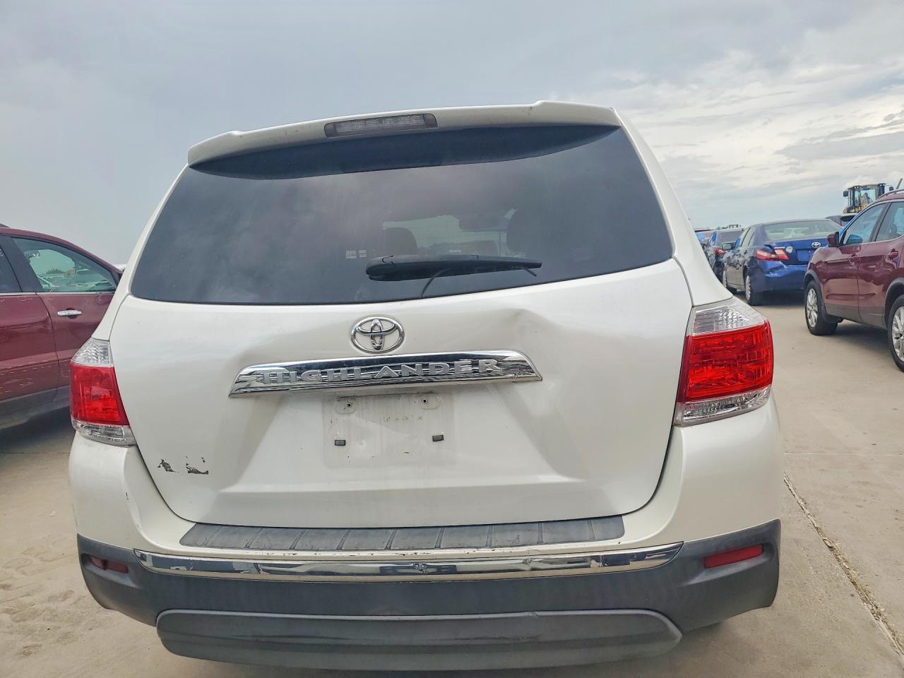 2011 Toyota Highlander Base White vin: 5TDZA3EH7BS009475