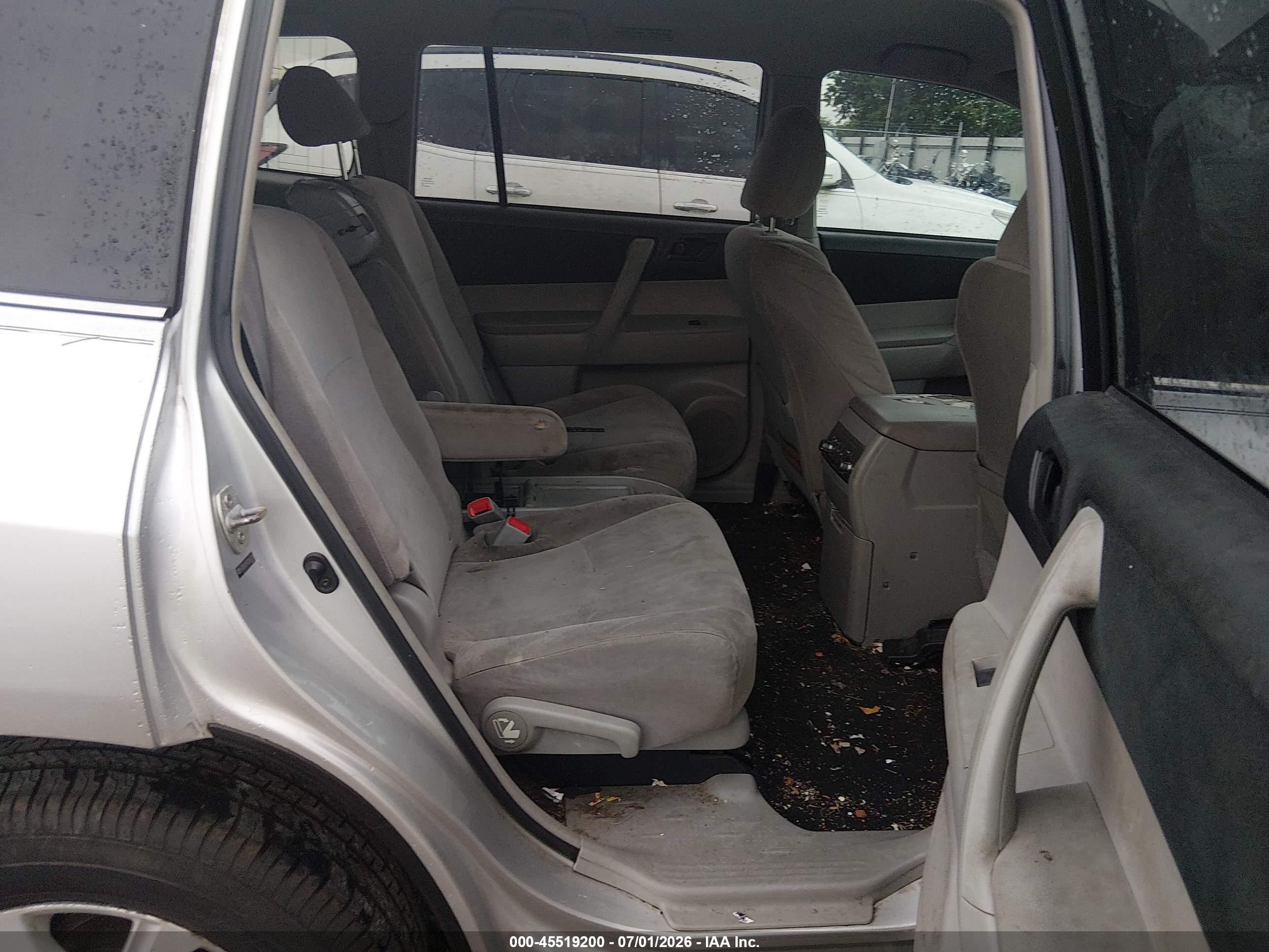 2013 Toyota Highlander   Silver vin: 5TDZA3EH7DS040731
