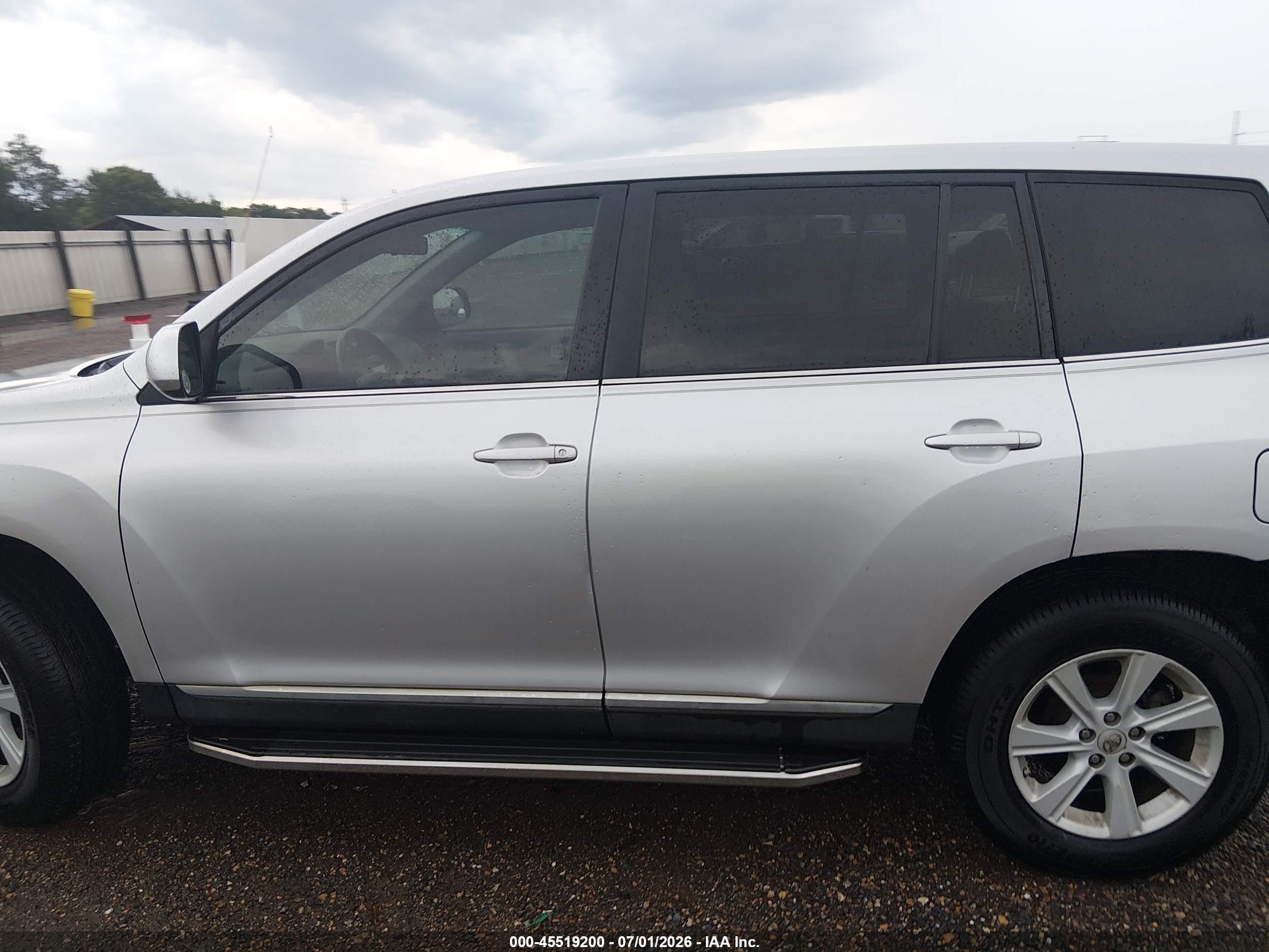 2013 Toyota Highlander   Silver vin: 5TDZA3EH7DS040731