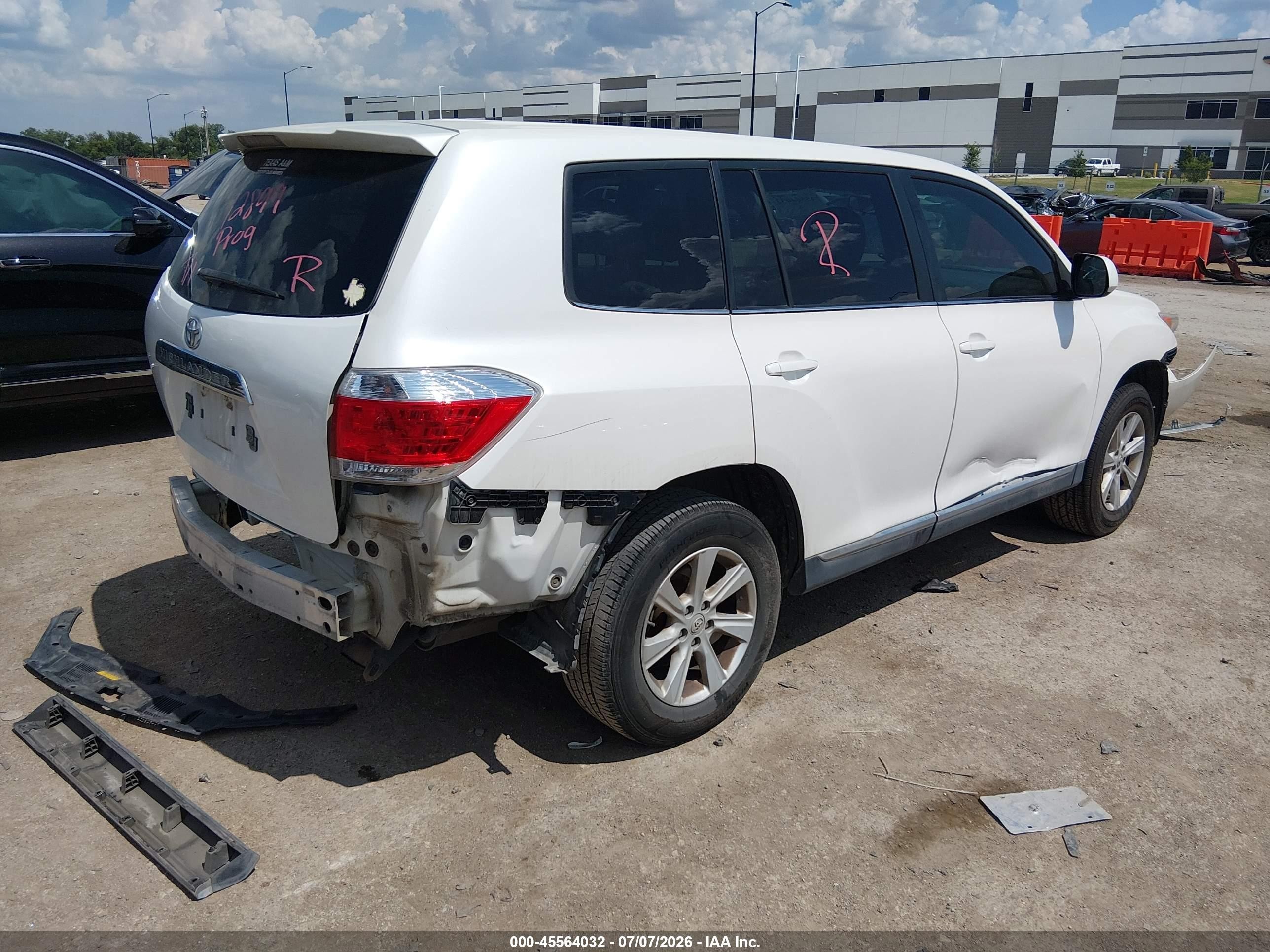 2013 Toyota Highlander   White vin: 5TDZA3EH7DS045489