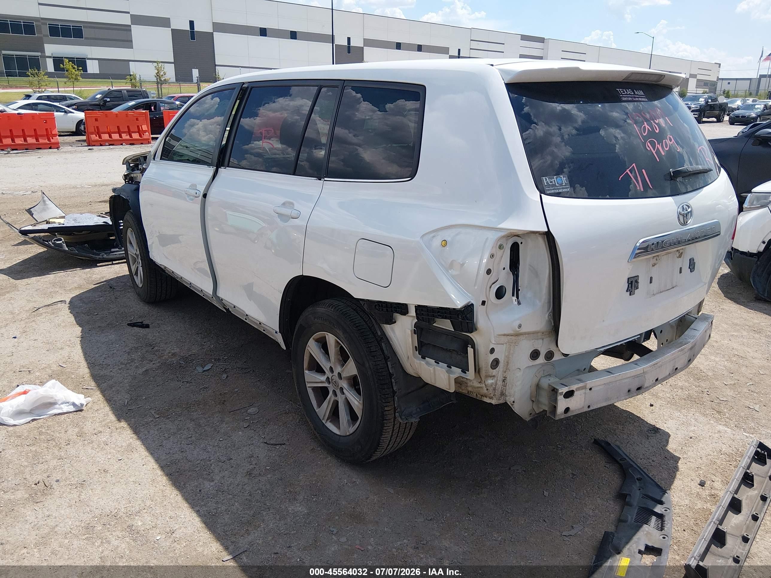 2013 Toyota Highlander   White vin: 5TDZA3EH7DS045489