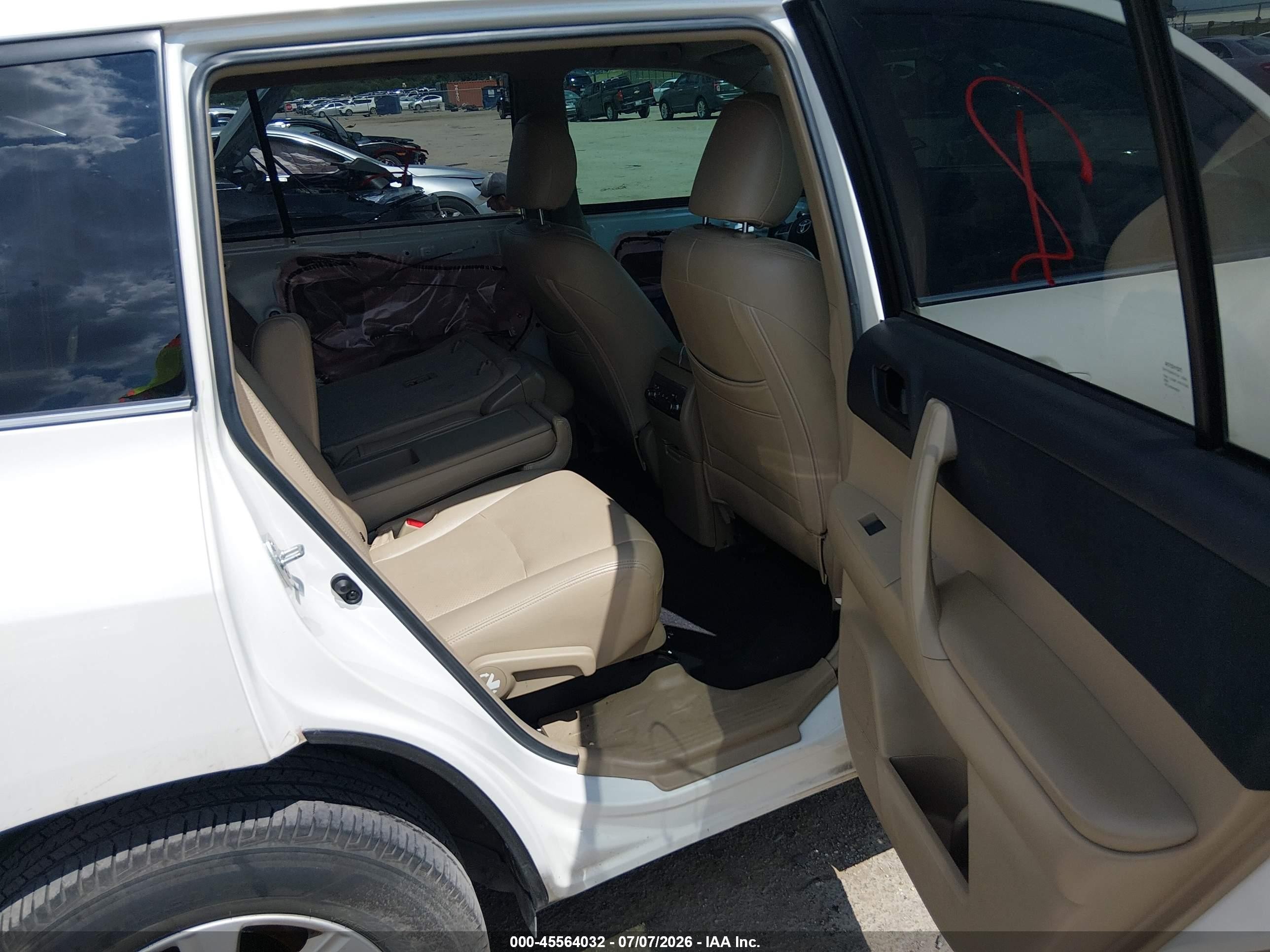 2013 Toyota Highlander   White vin: 5TDZA3EH7DS045489