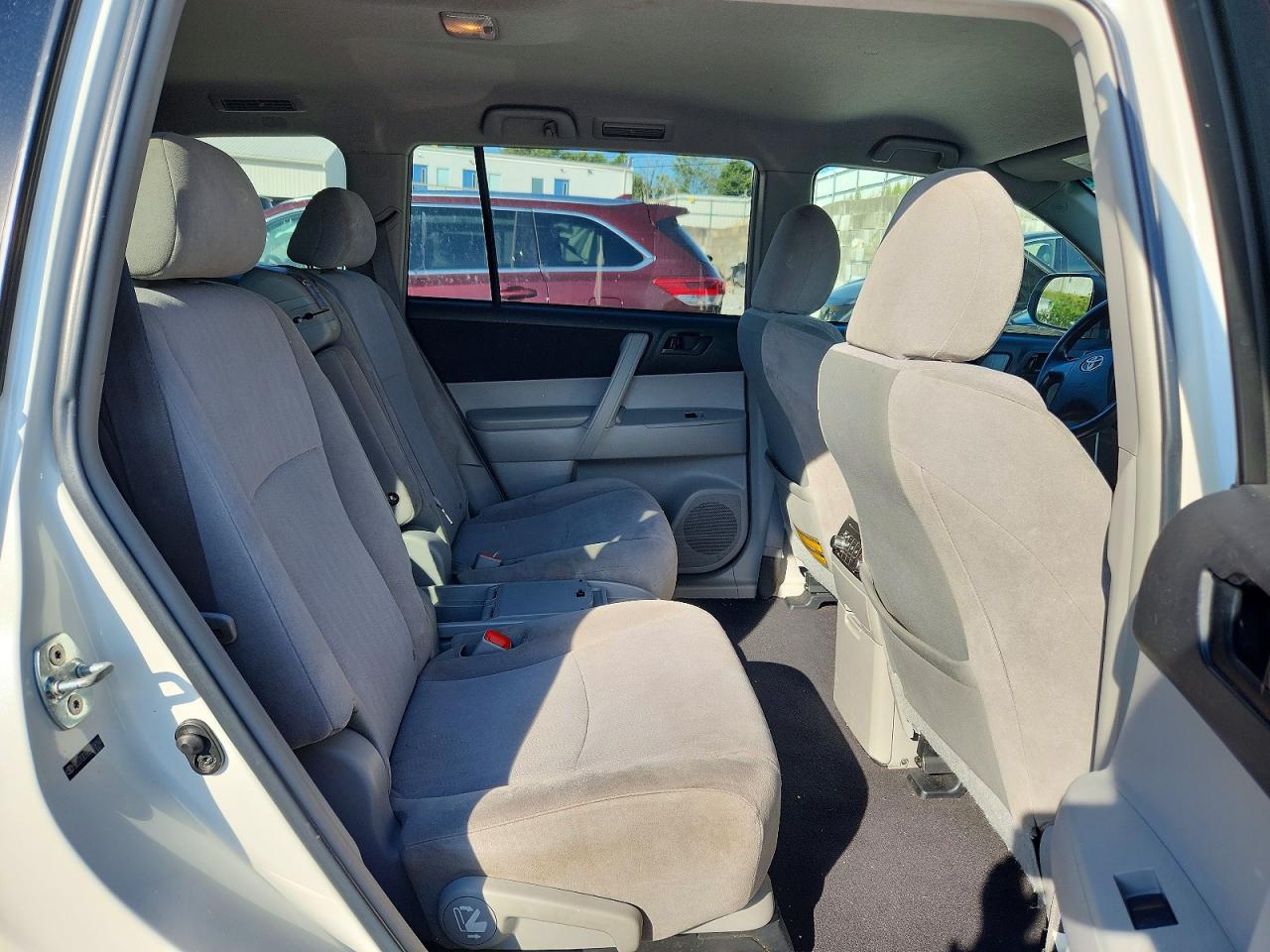 2012 Toyota Highlander Base White vin: 5TDZA3EH8CS018140