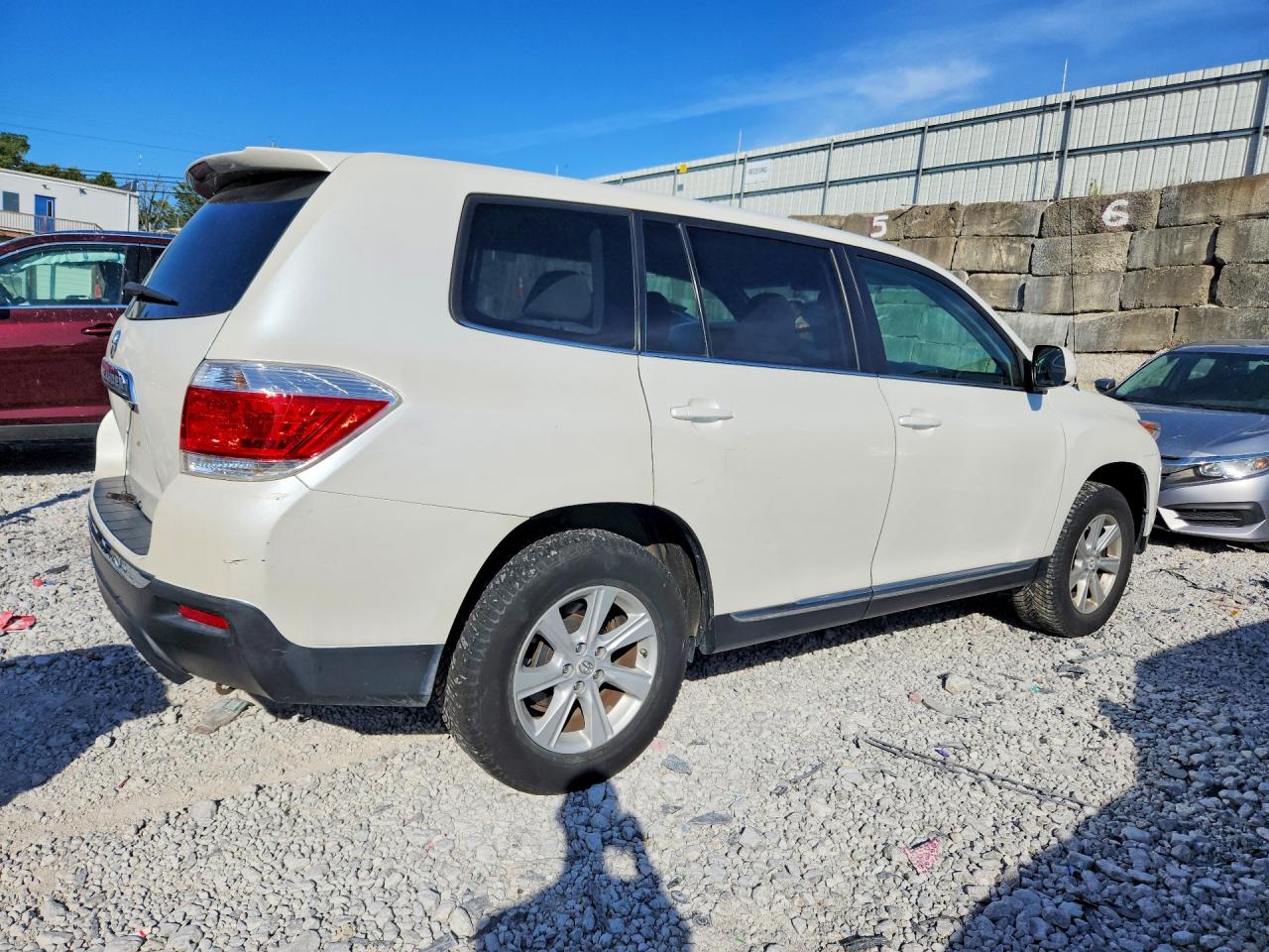 2012 Toyota Highlander Base White vin: 5TDZA3EH8CS018140